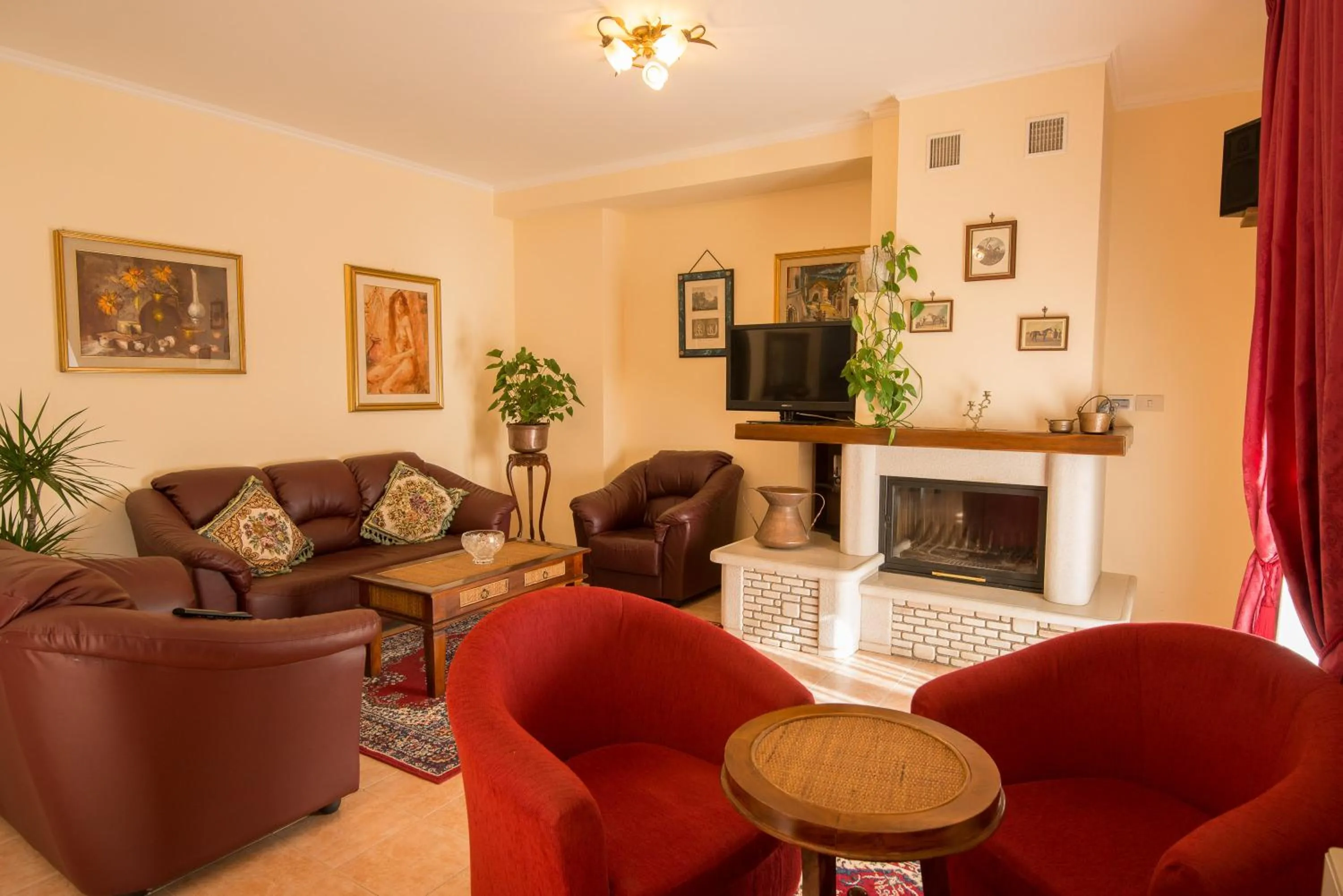 Communal lounge/ TV room in Albergo Della Corte