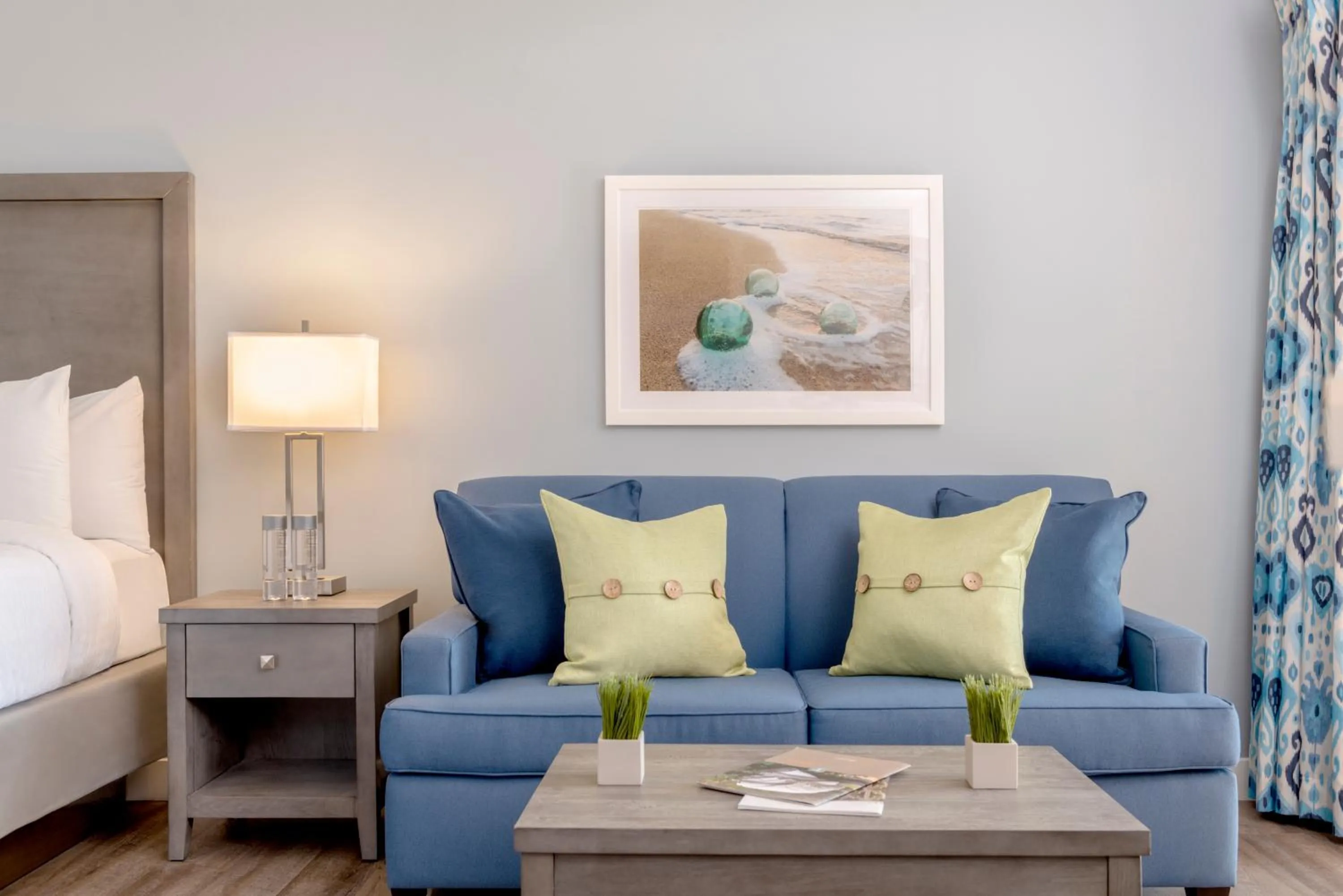 Living room, Bed in Beachfront Inn and Suites at Dana Point