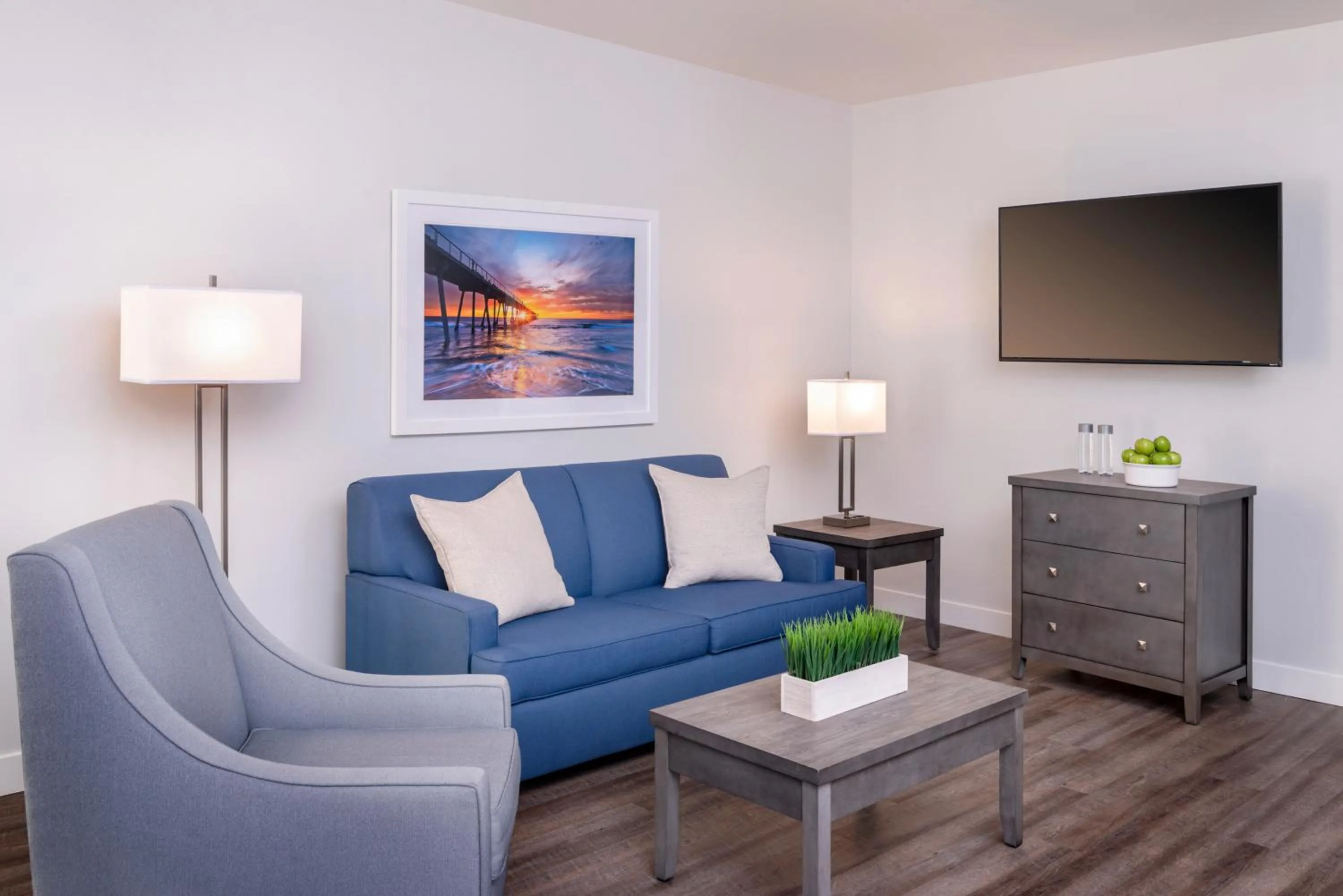 Living room in Beachfront Inn and Suites at Dana Point