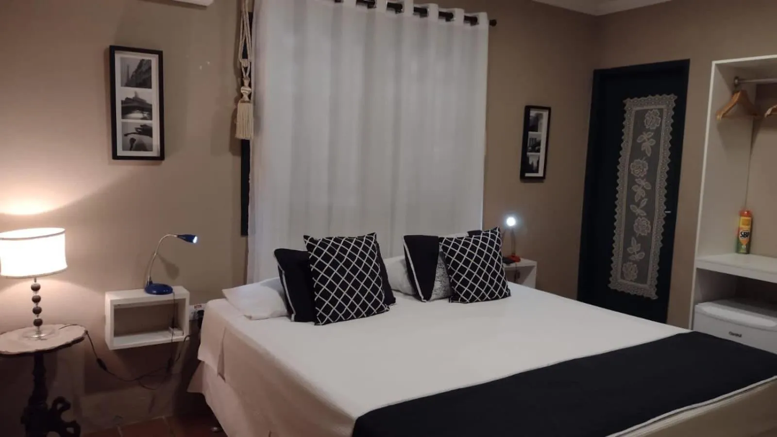 Photo of the whole room, Bed in Suítes Bouganville