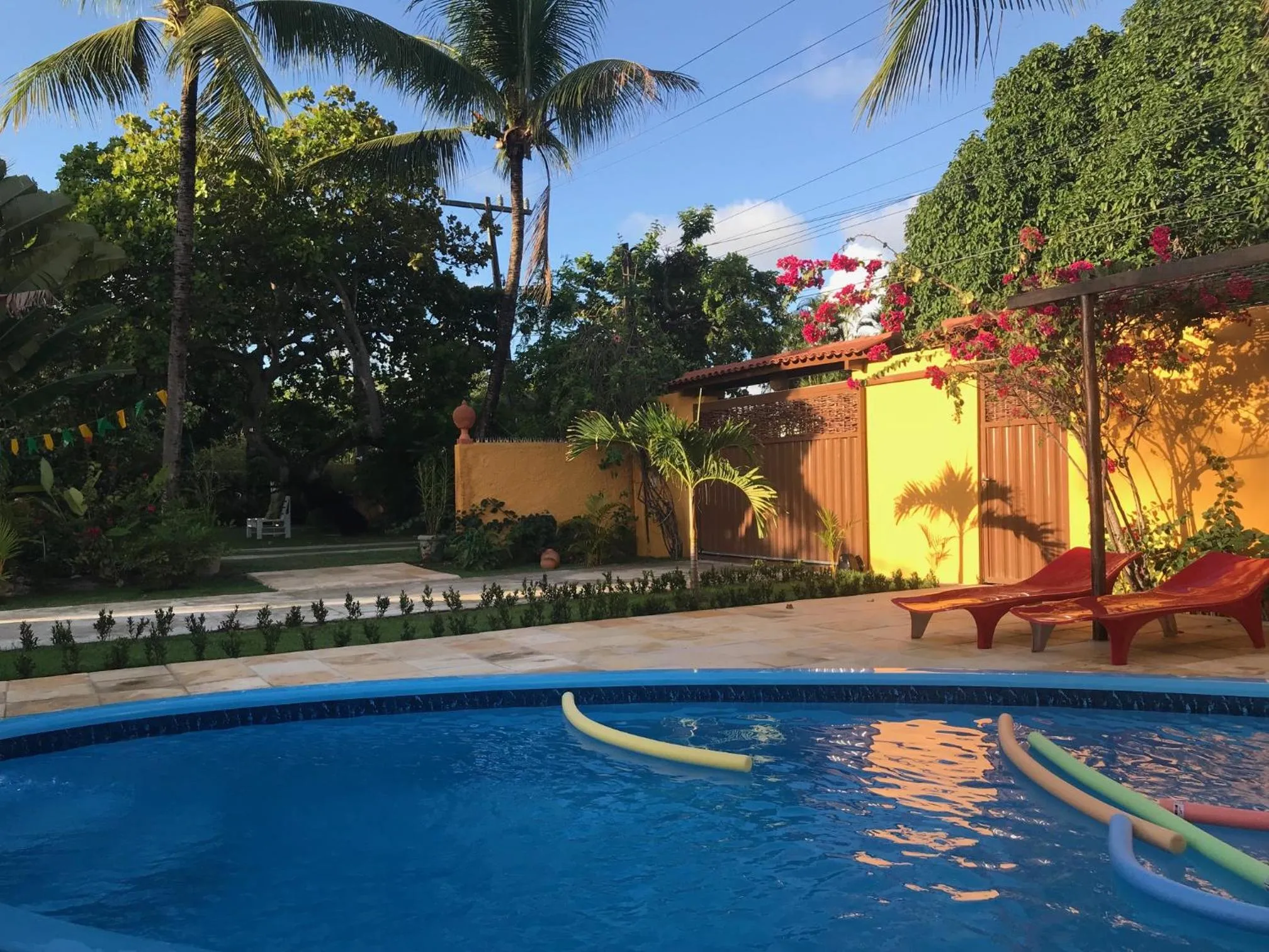 Swimming pool in Suítes Bouganville