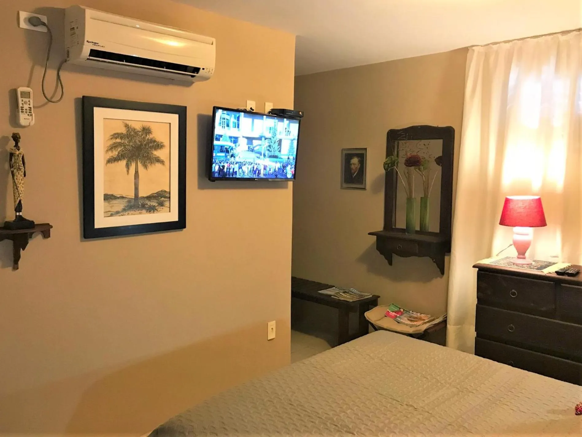 Photo of the whole room, Bed in Suítes Bouganville