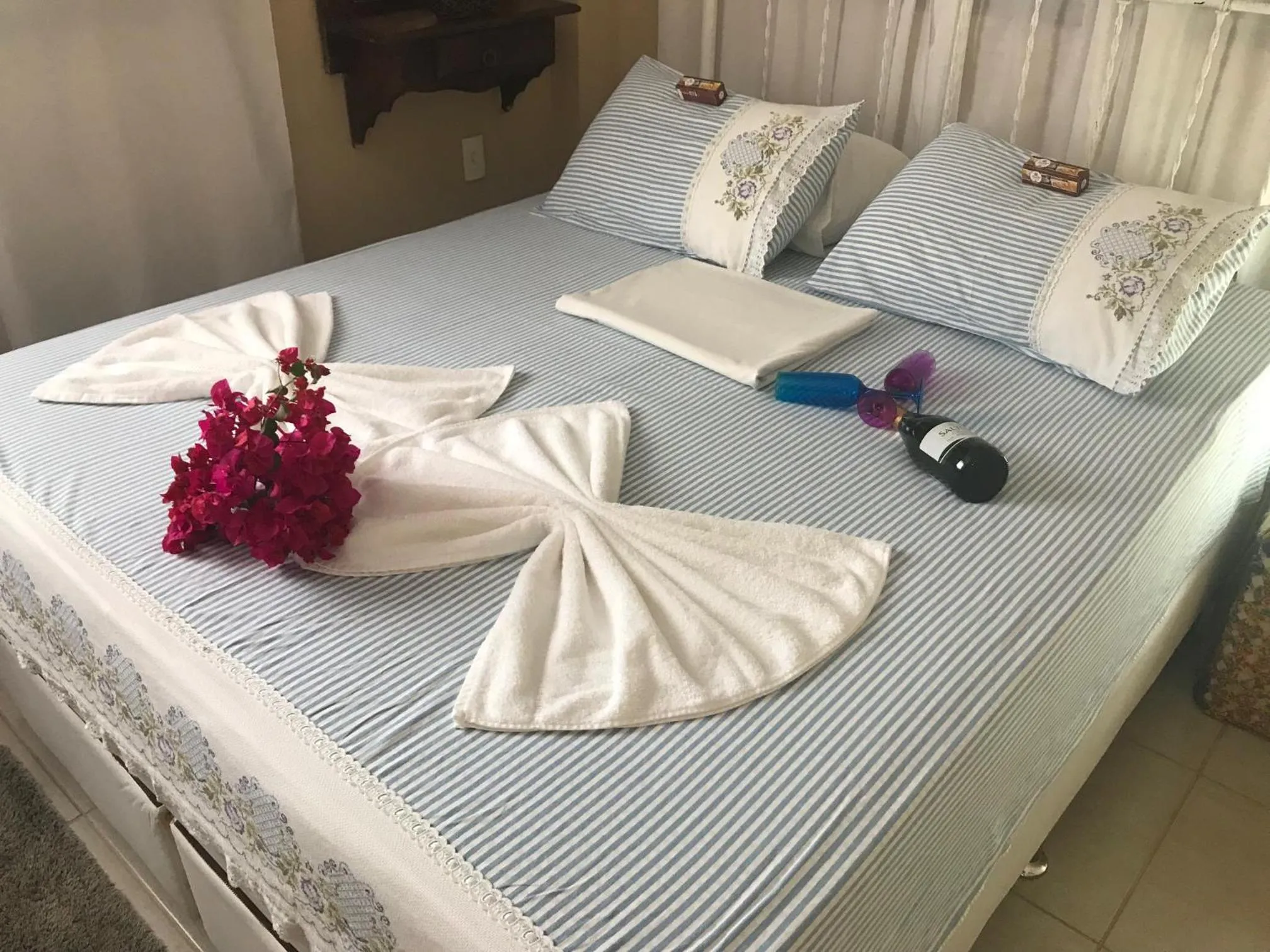 Photo of the whole room, Bed in Suítes Bouganville