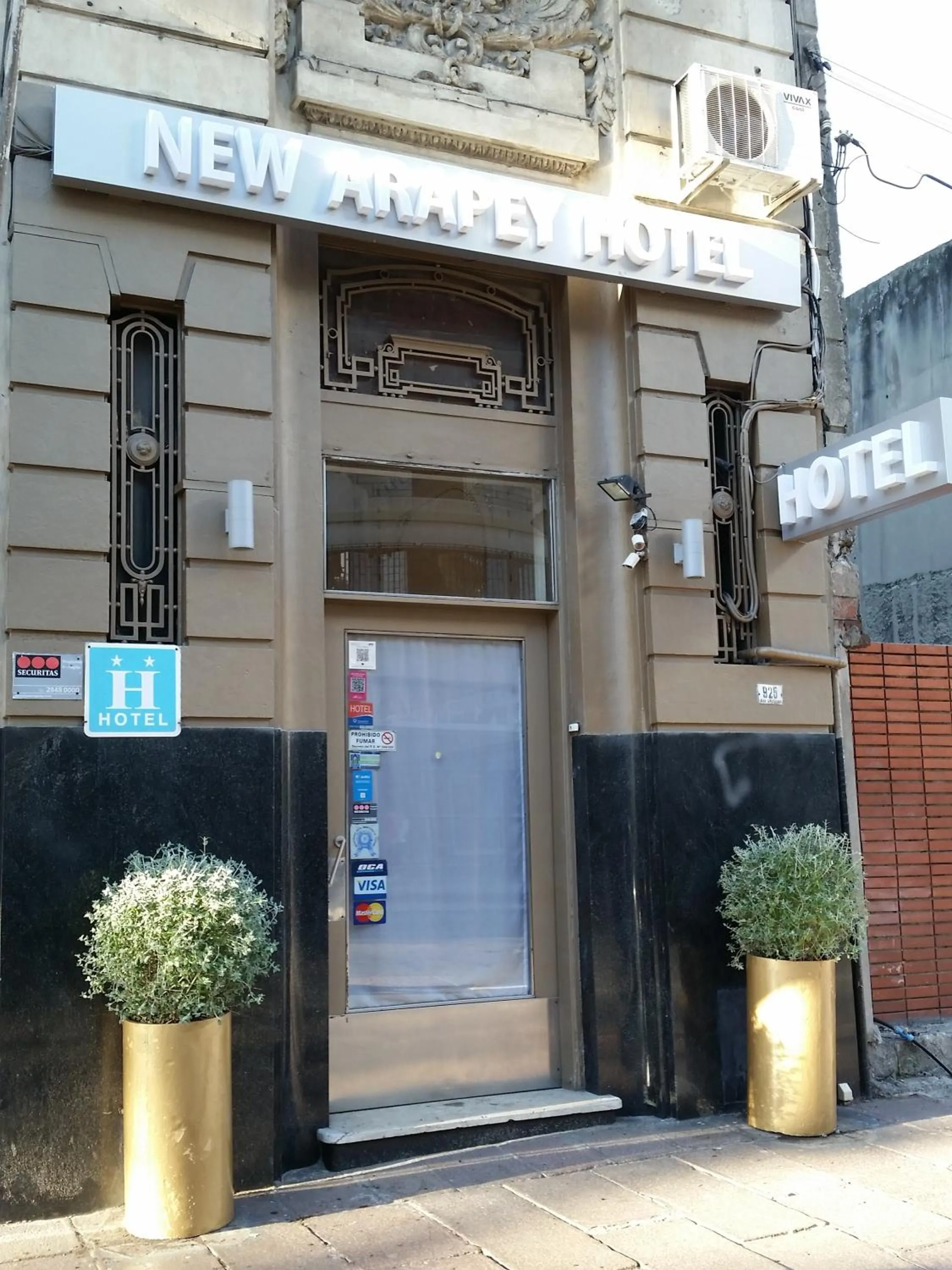 Facade/entrance in New Arapey Hotel