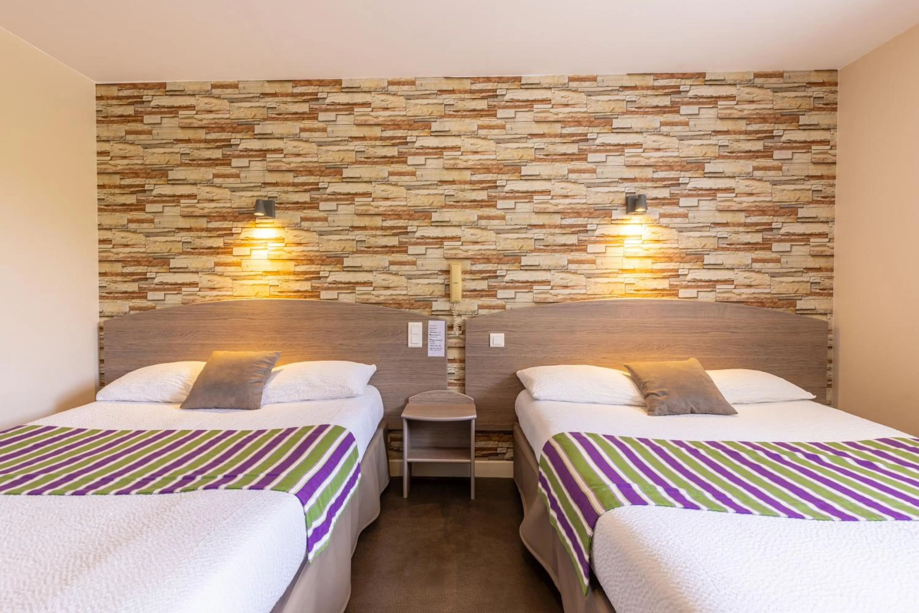 Property building, Bed in Logis Hôtel Andreinia & Cabanes