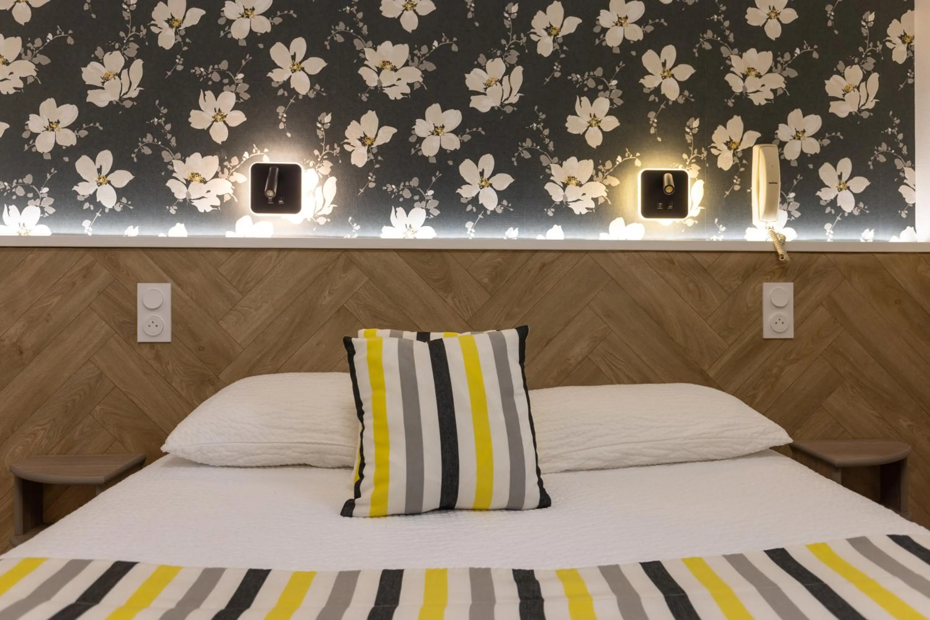 Restaurant/places to eat, Bed in Logis Hôtel Andreinia & Cabanes