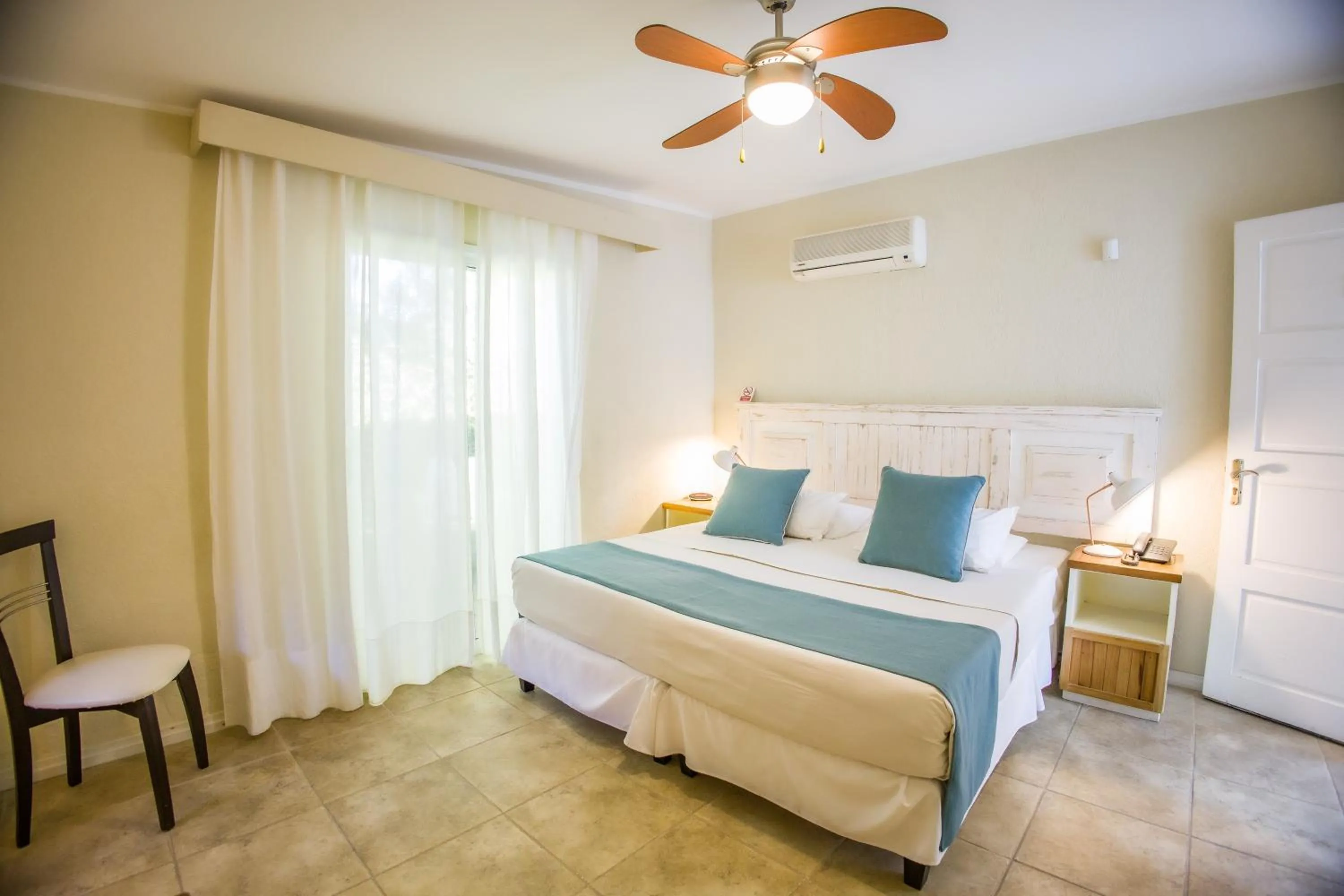 Bedroom, Bed in Joan Miró Hotel