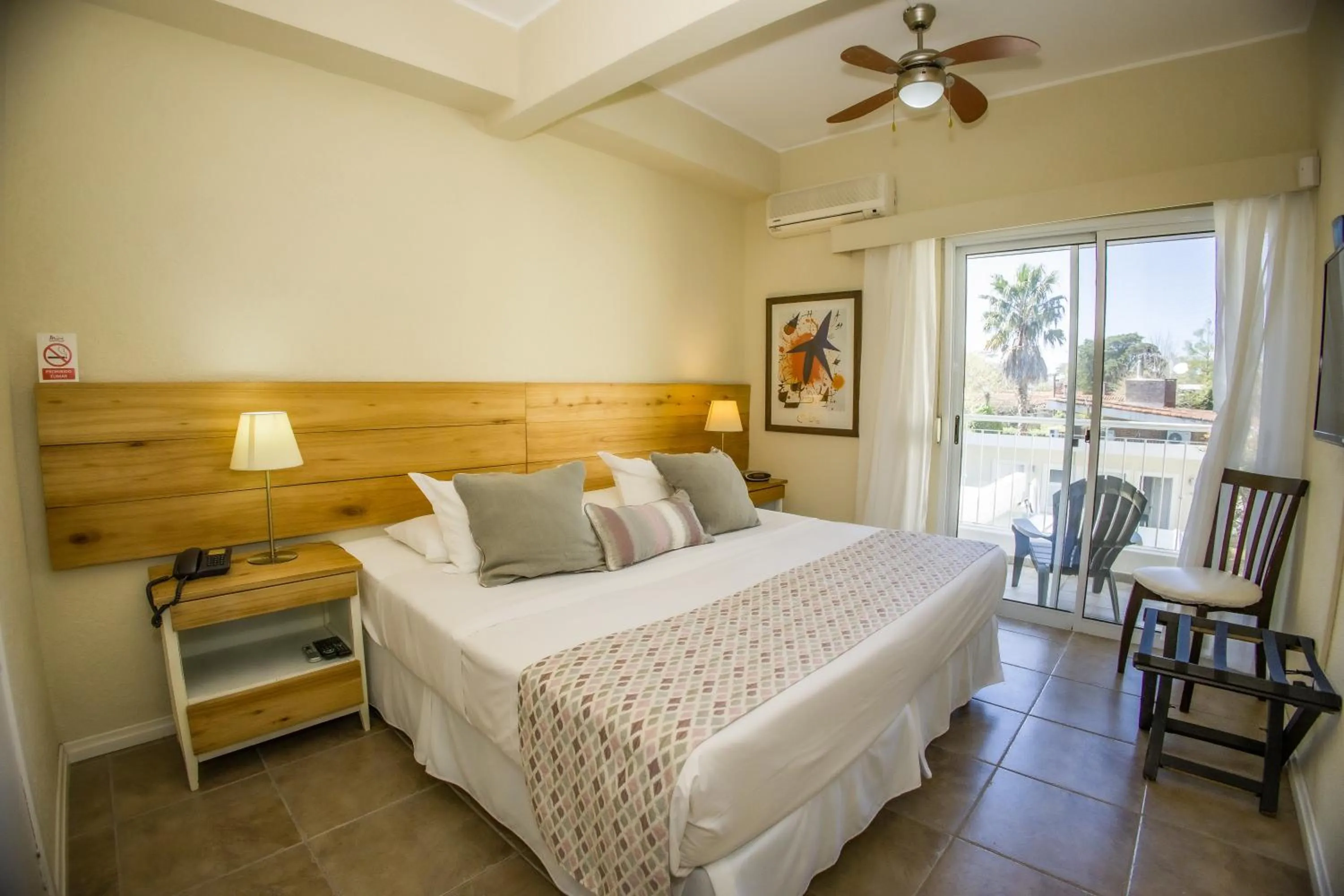 Bedroom, Bed in Joan Miró Hotel