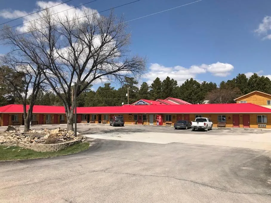 Property building in Auto Inn Motel & RV Park