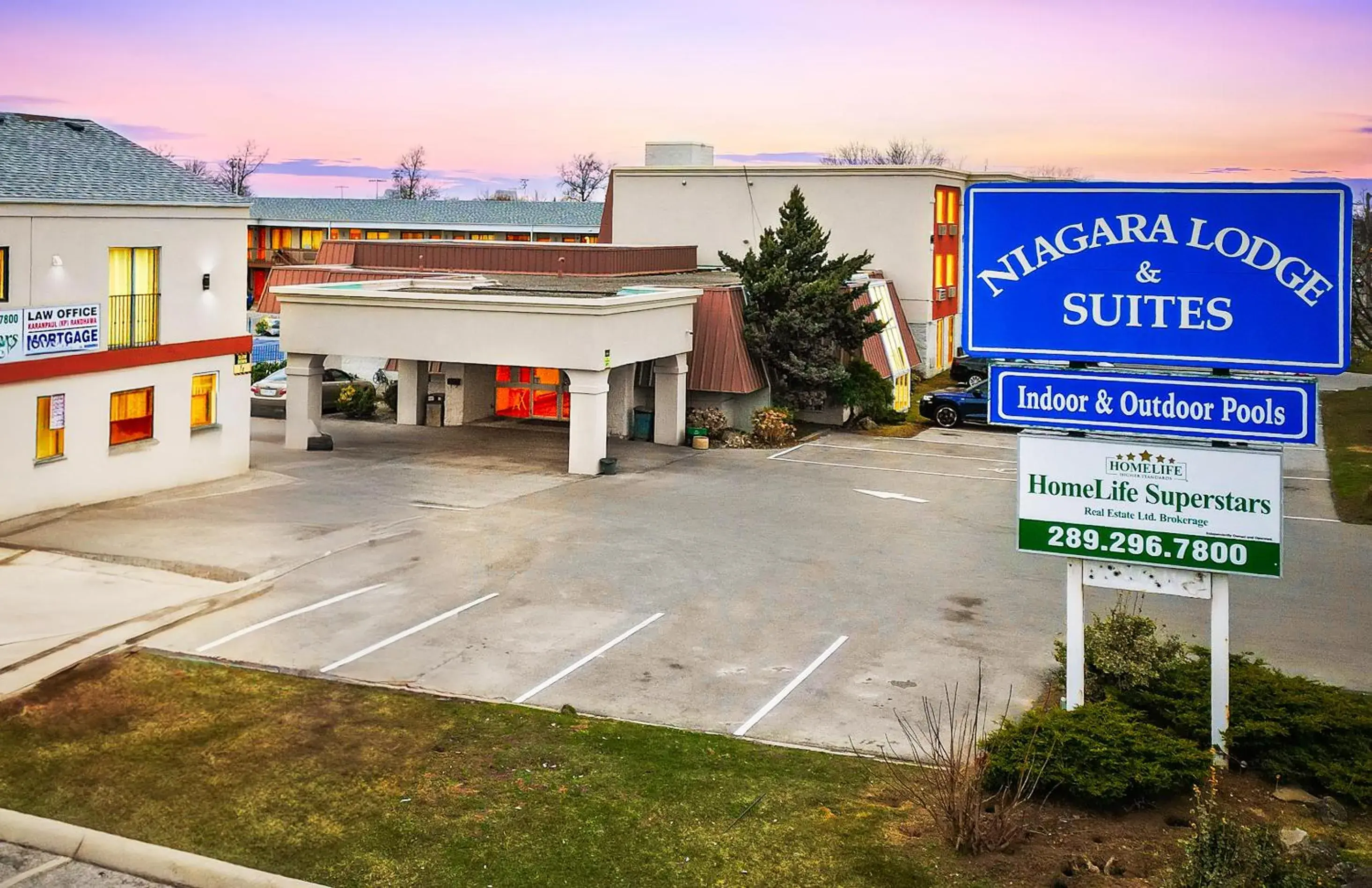 Property building in Niagara Lodge & Suites Property building in Niagara Lodge & Suites