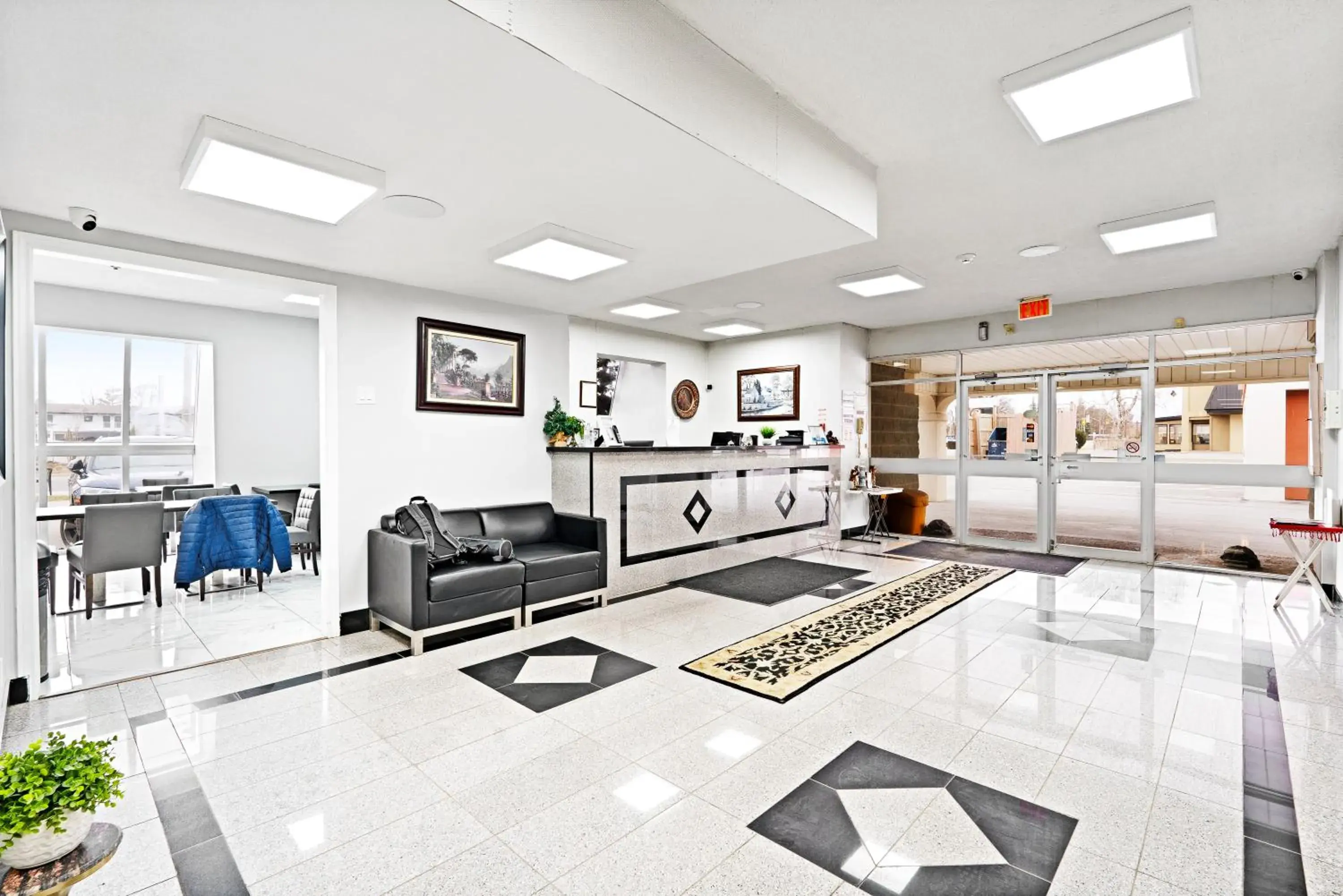 Lobby or reception in Niagara Lodge & Suites Lobby or reception in Niagara Lodge & Suites
