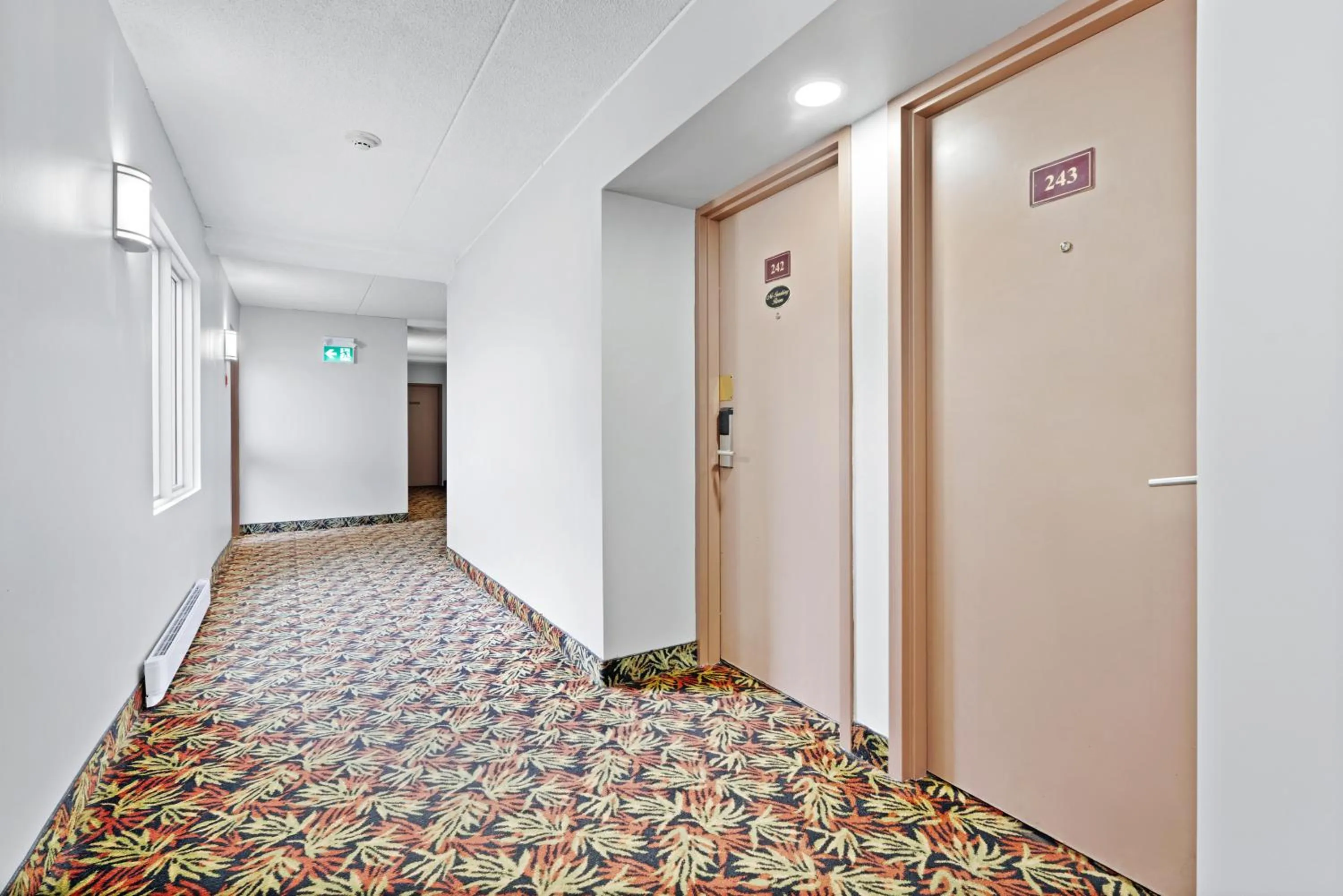 Bedroom in Niagara Lodge & Suites