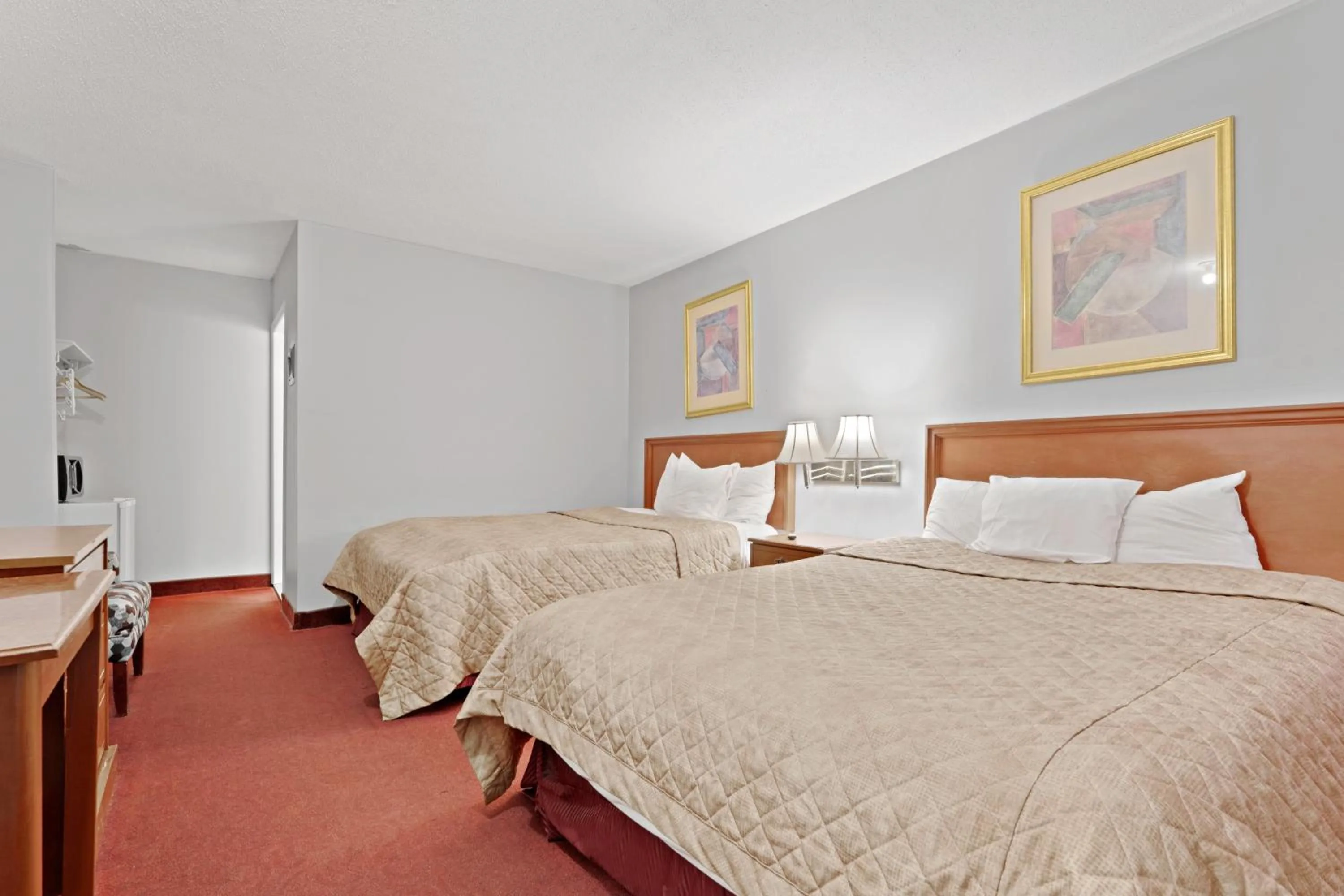 Bedroom, Bed in Niagara Lodge & Suites