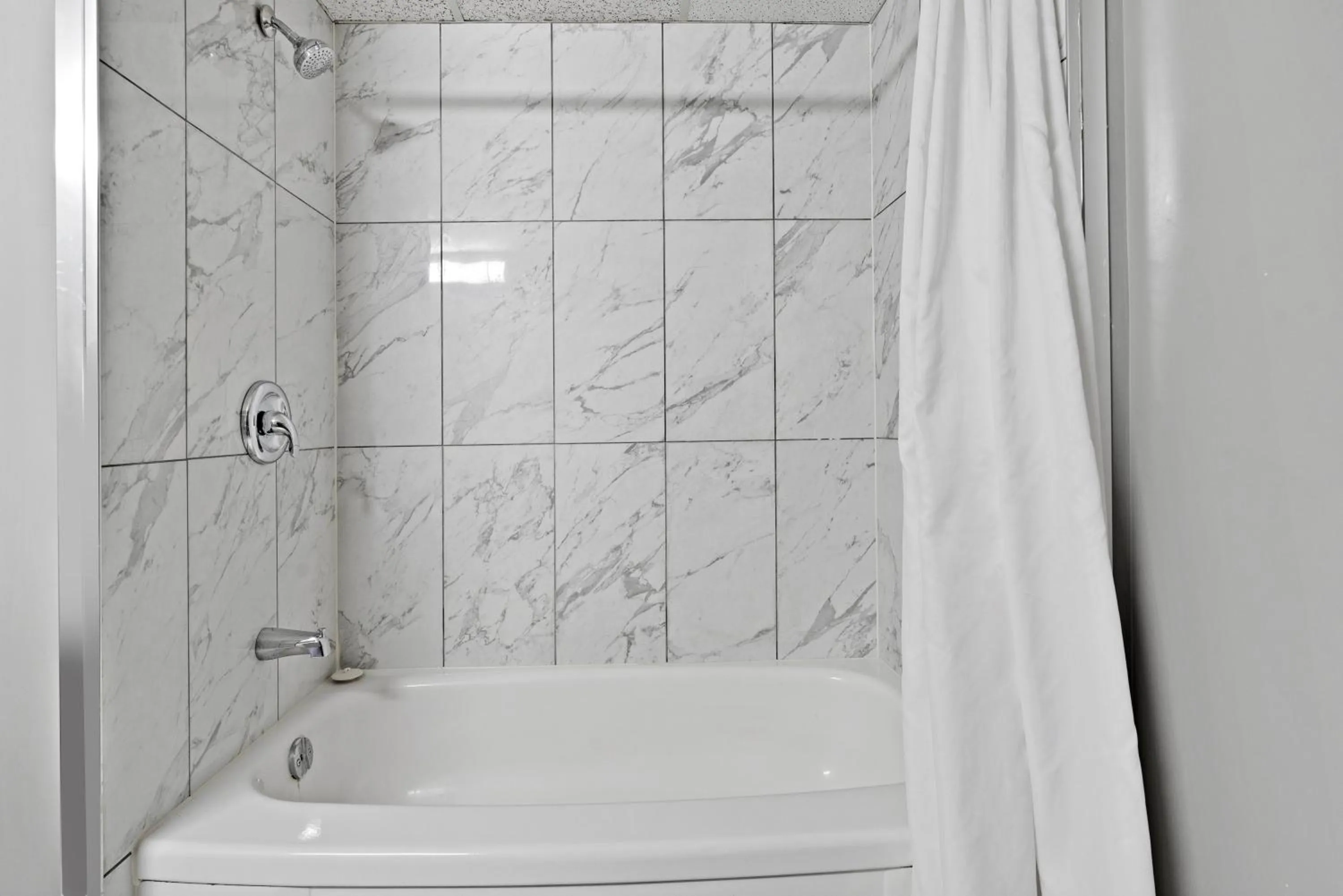 Bathroom in Niagara Lodge & Suites