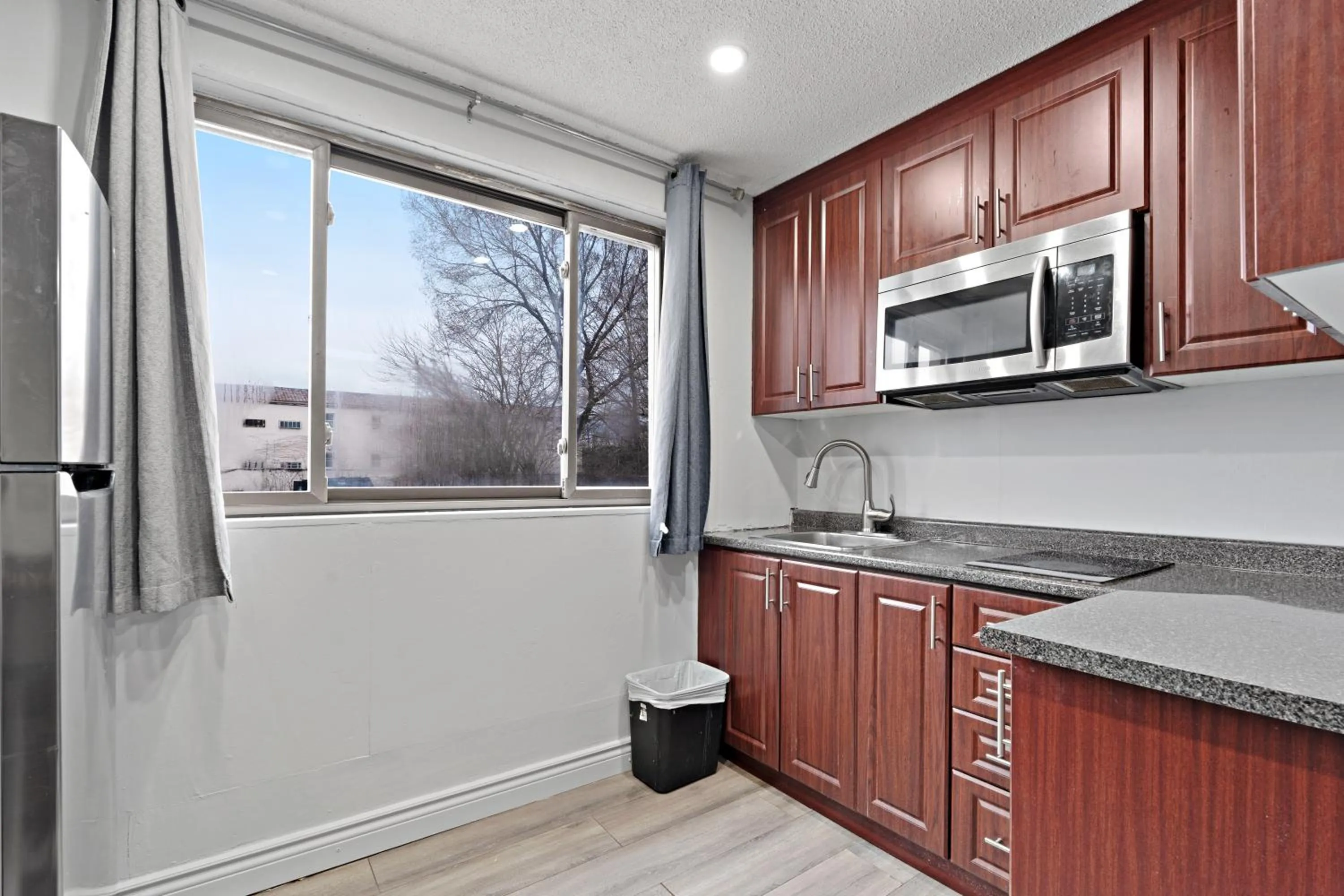 Kitchen or kitchenette in Niagara Lodge & Suites