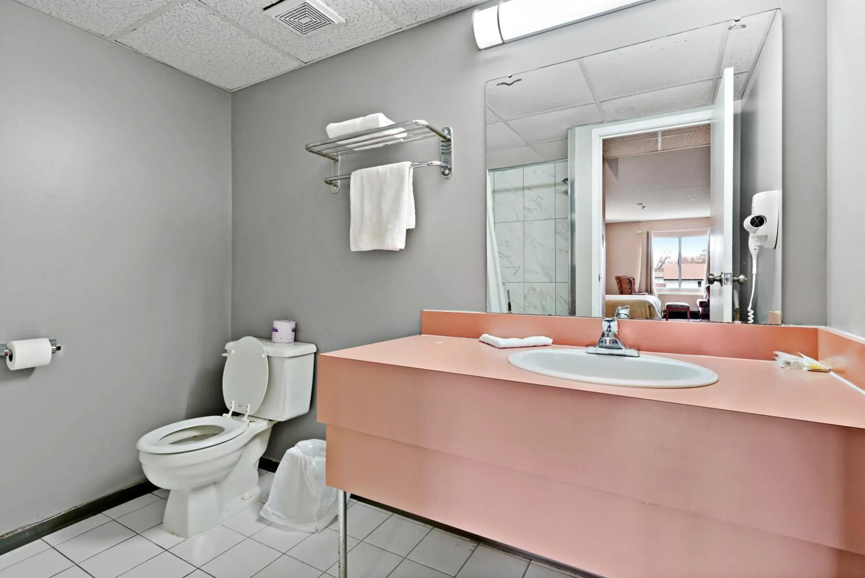 Queen Room with Two Queen Beds in Niagara Lodge & Suites Queen Room with Two Queen Beds in Niagara Lodge & Suites