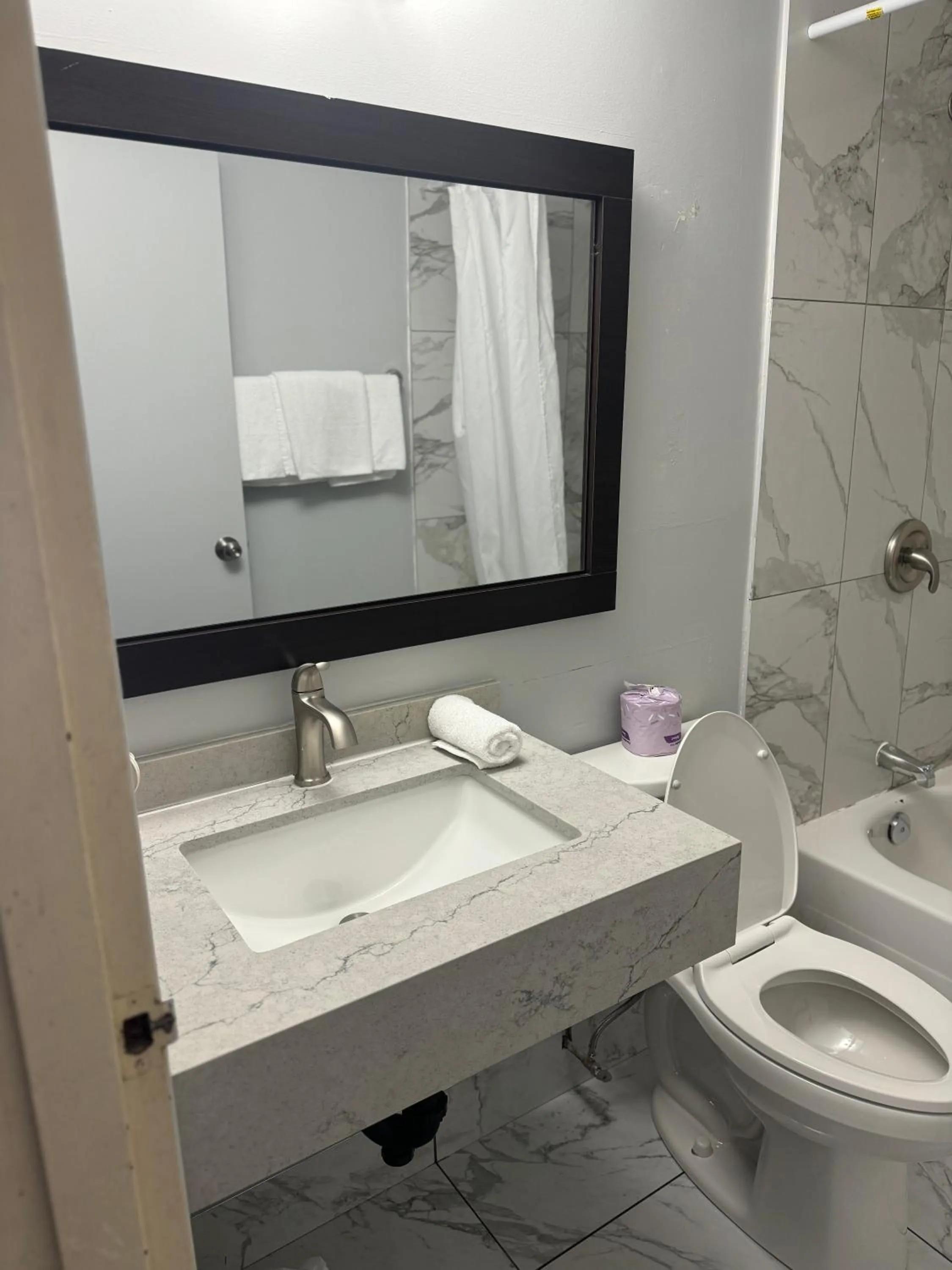 Shower in Niagara Lodge & Suites