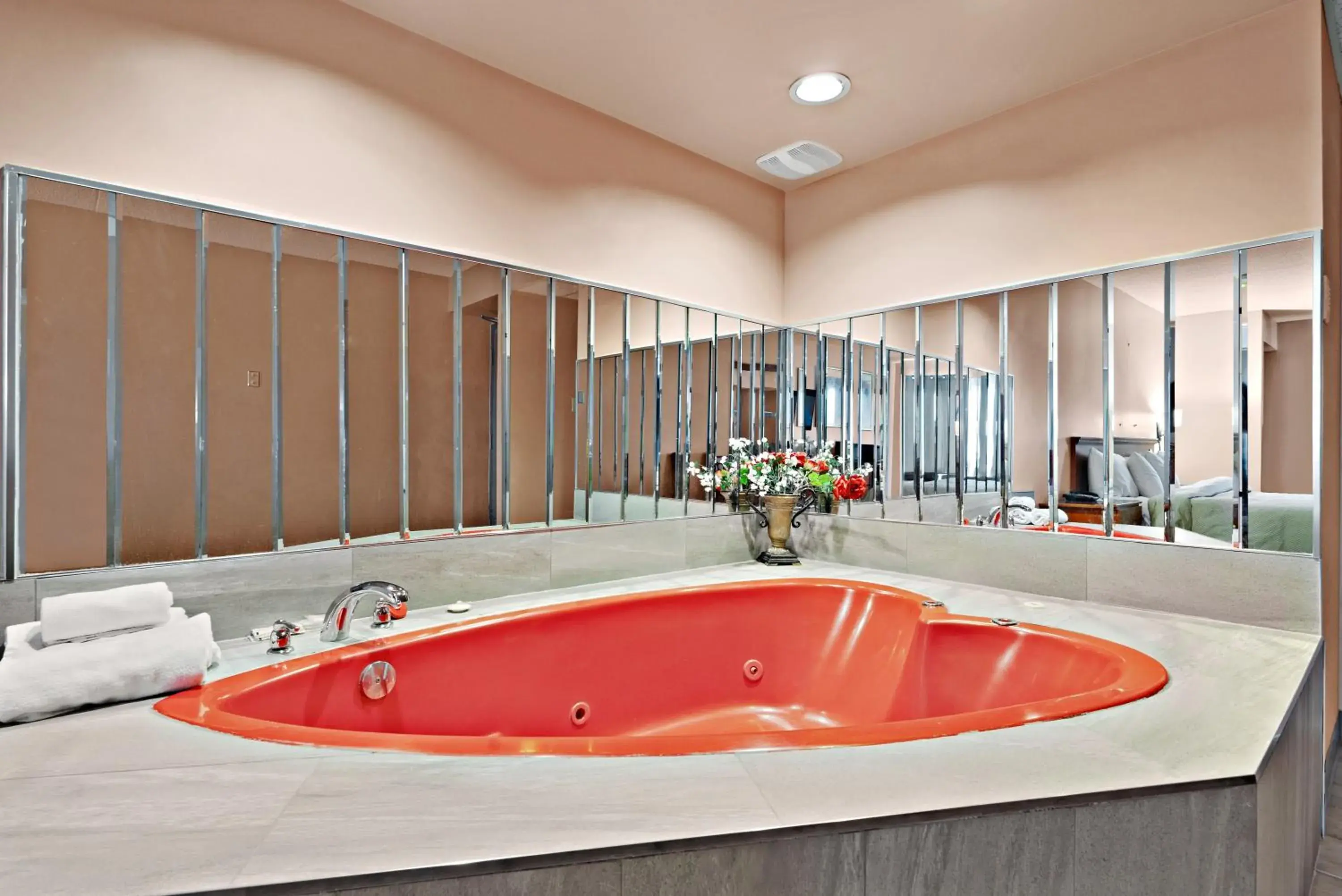 Bedroom in Niagara Lodge & Suites Bedroom in Niagara Lodge & Suites