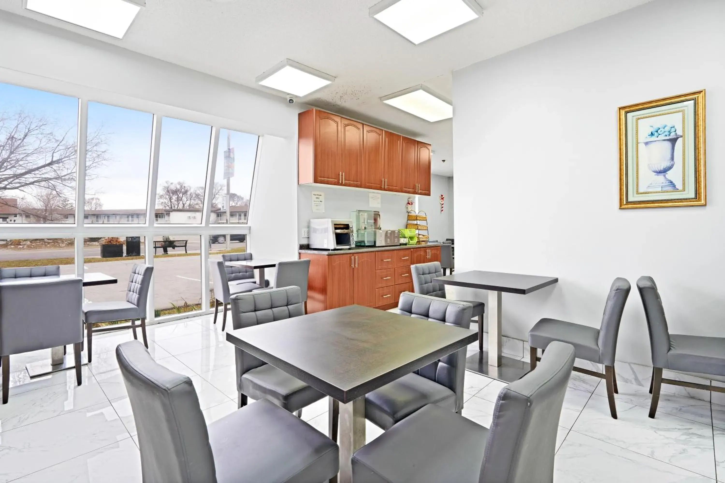 Breakfast in Niagara Lodge & Suites Breakfast in Niagara Lodge & Suites