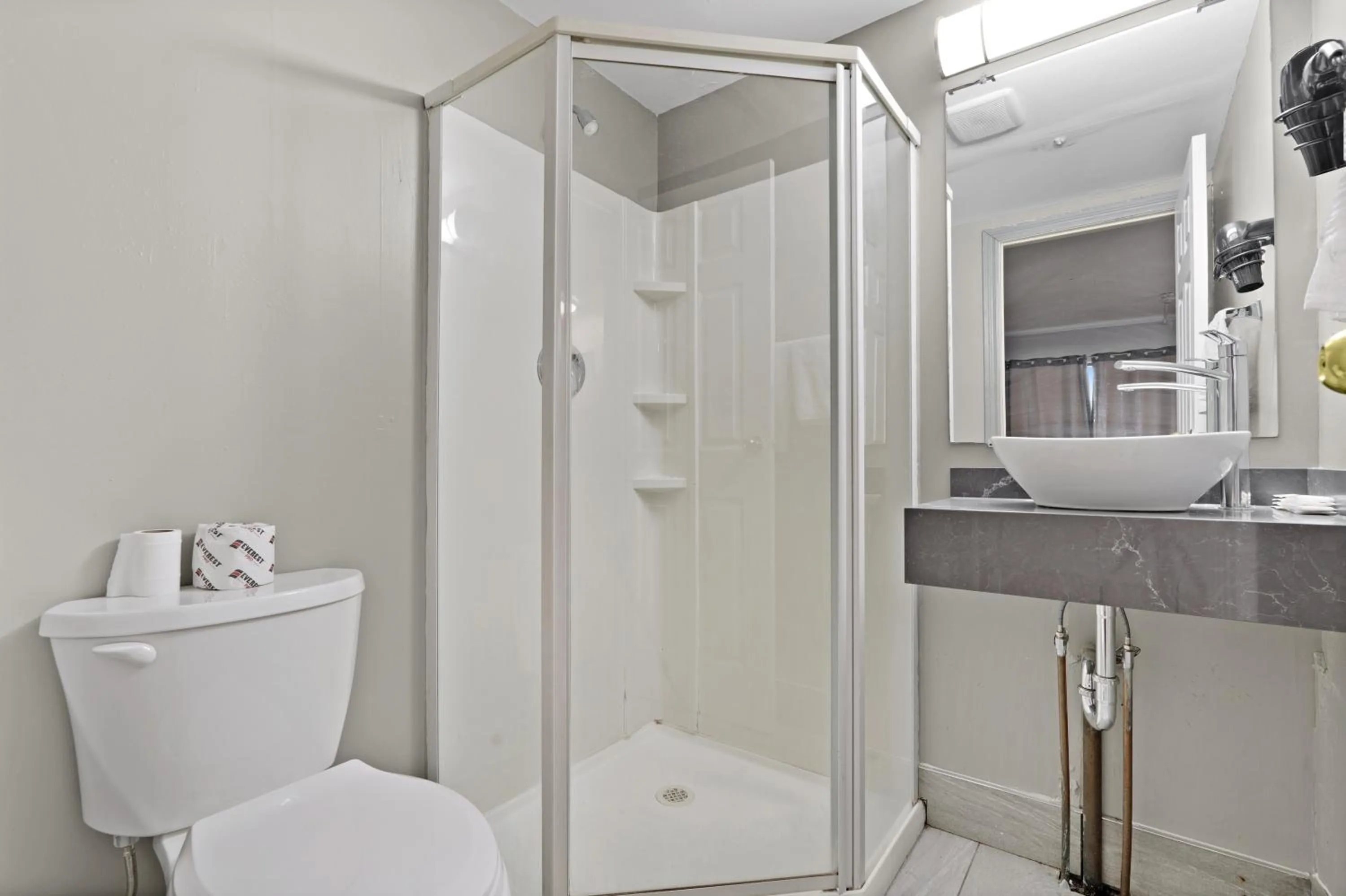 Bathroom in Niagara Lodge & Suites