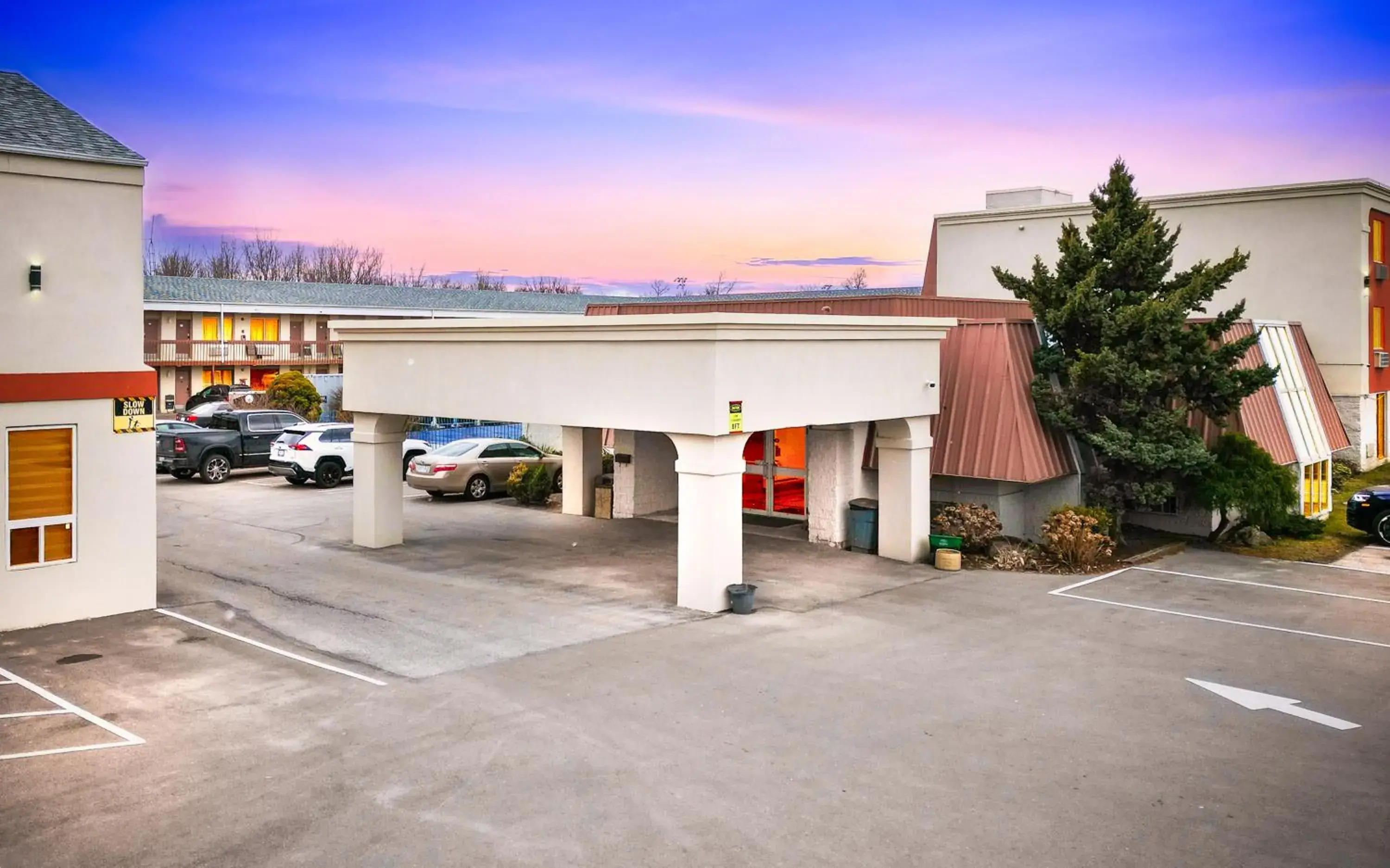 Property building in Niagara Lodge & Suites Property building in Niagara Lodge & Suites