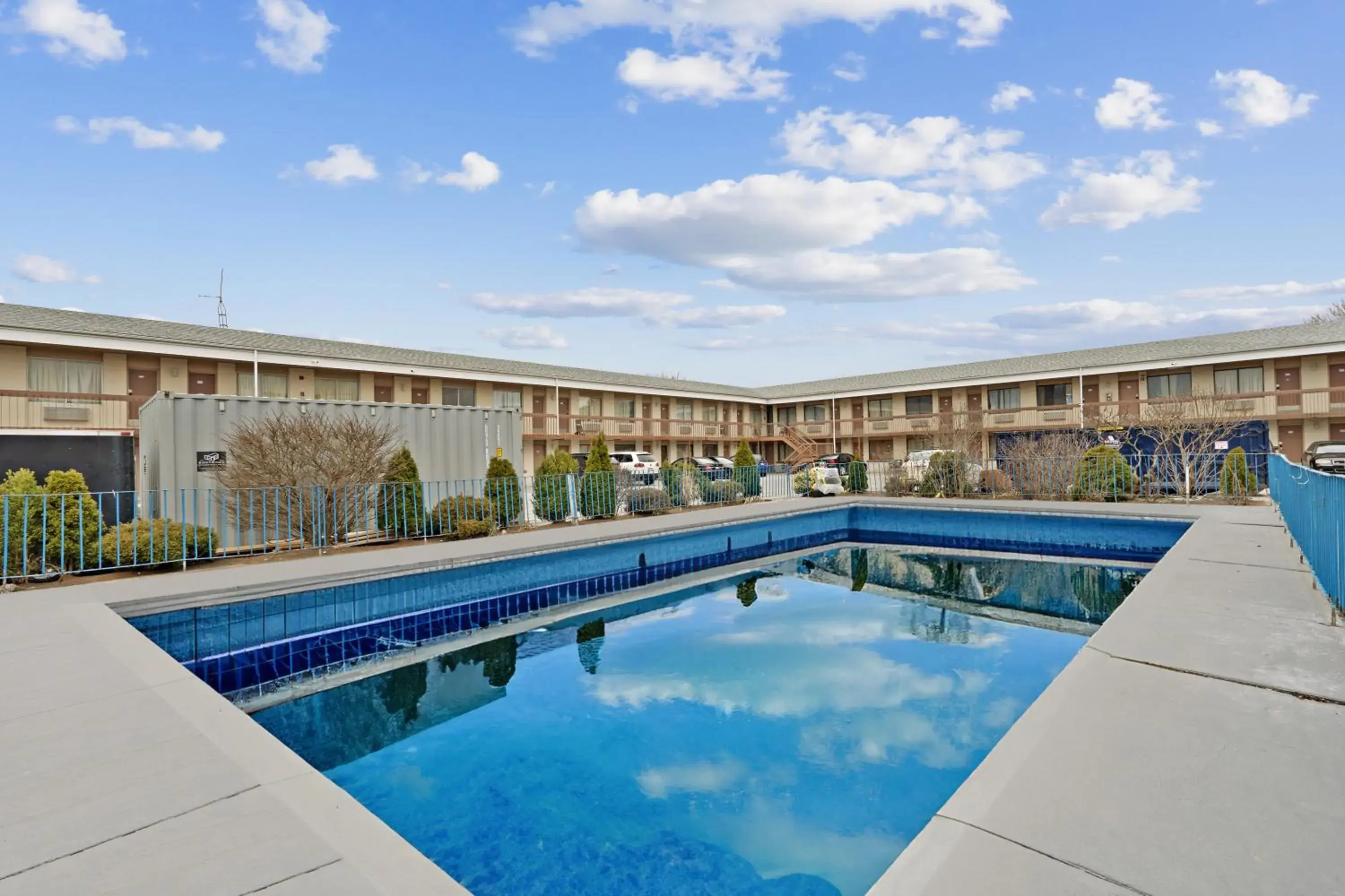 Swimming pool in Niagara Lodge & Suites Swimming pool in Niagara Lodge & Suites