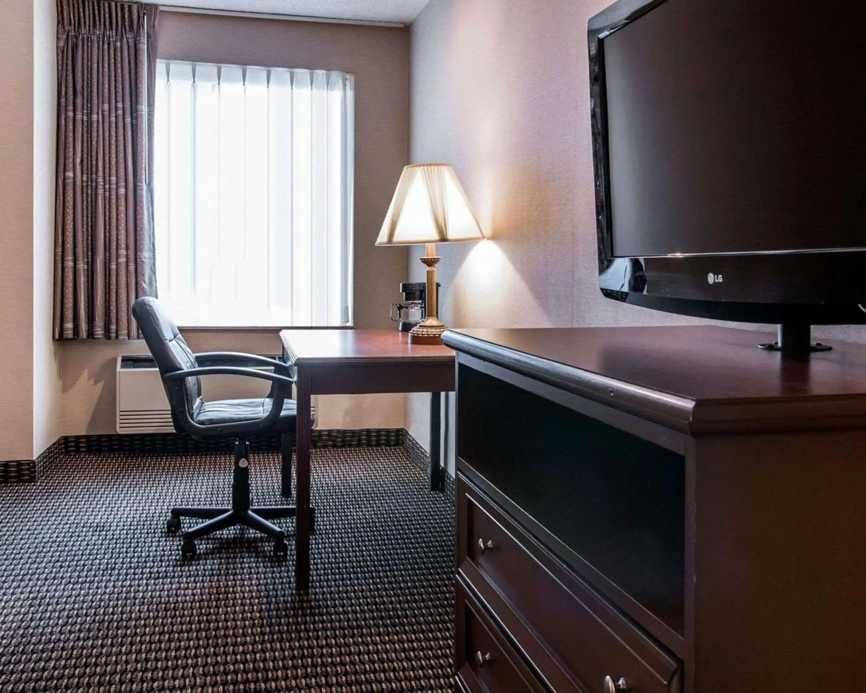 Photo of the whole room, TV/Entertainment Center in Comfort Inn of Livonia