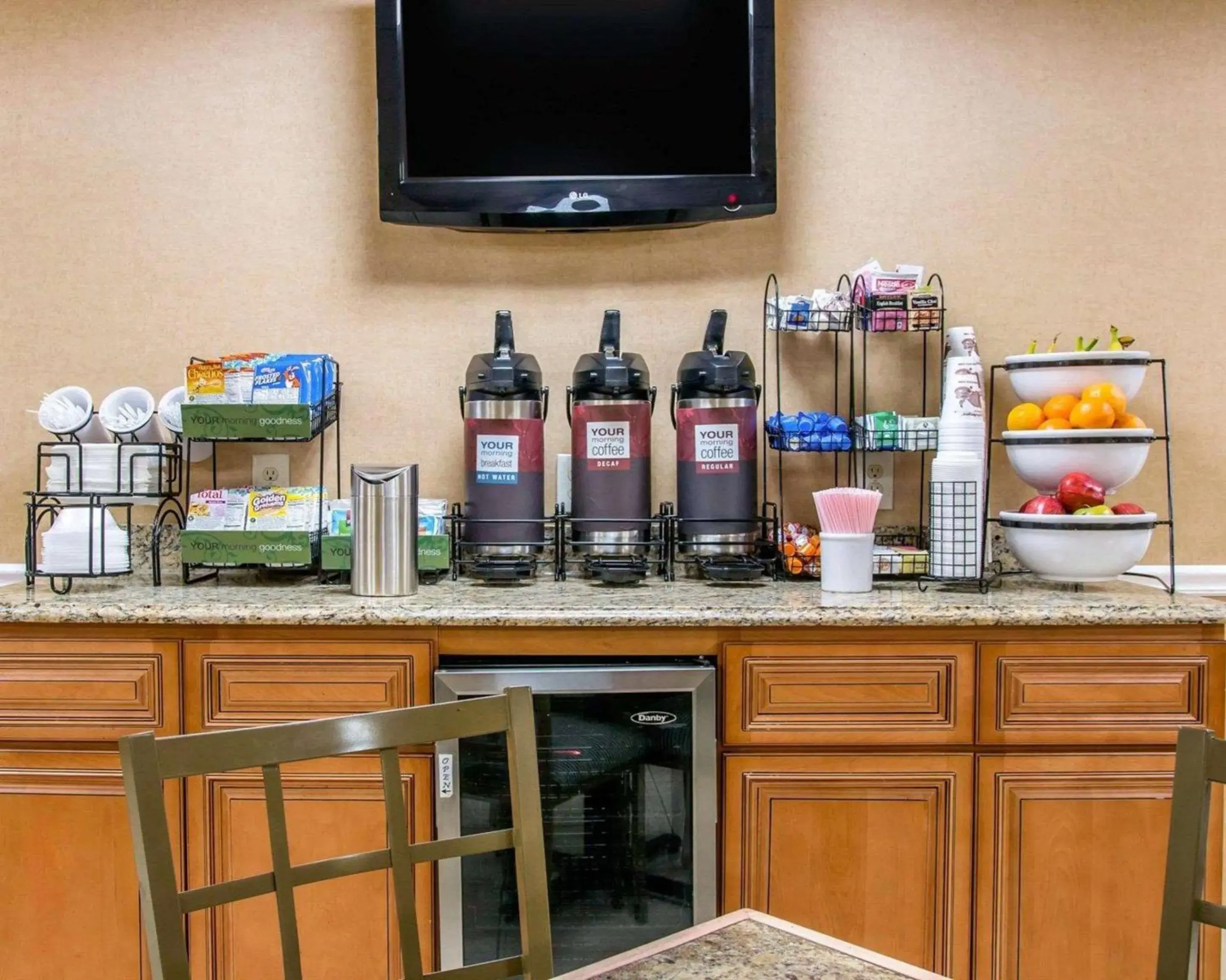 Restaurant/places to eat, TV/Entertainment Center in Comfort Inn of Livonia