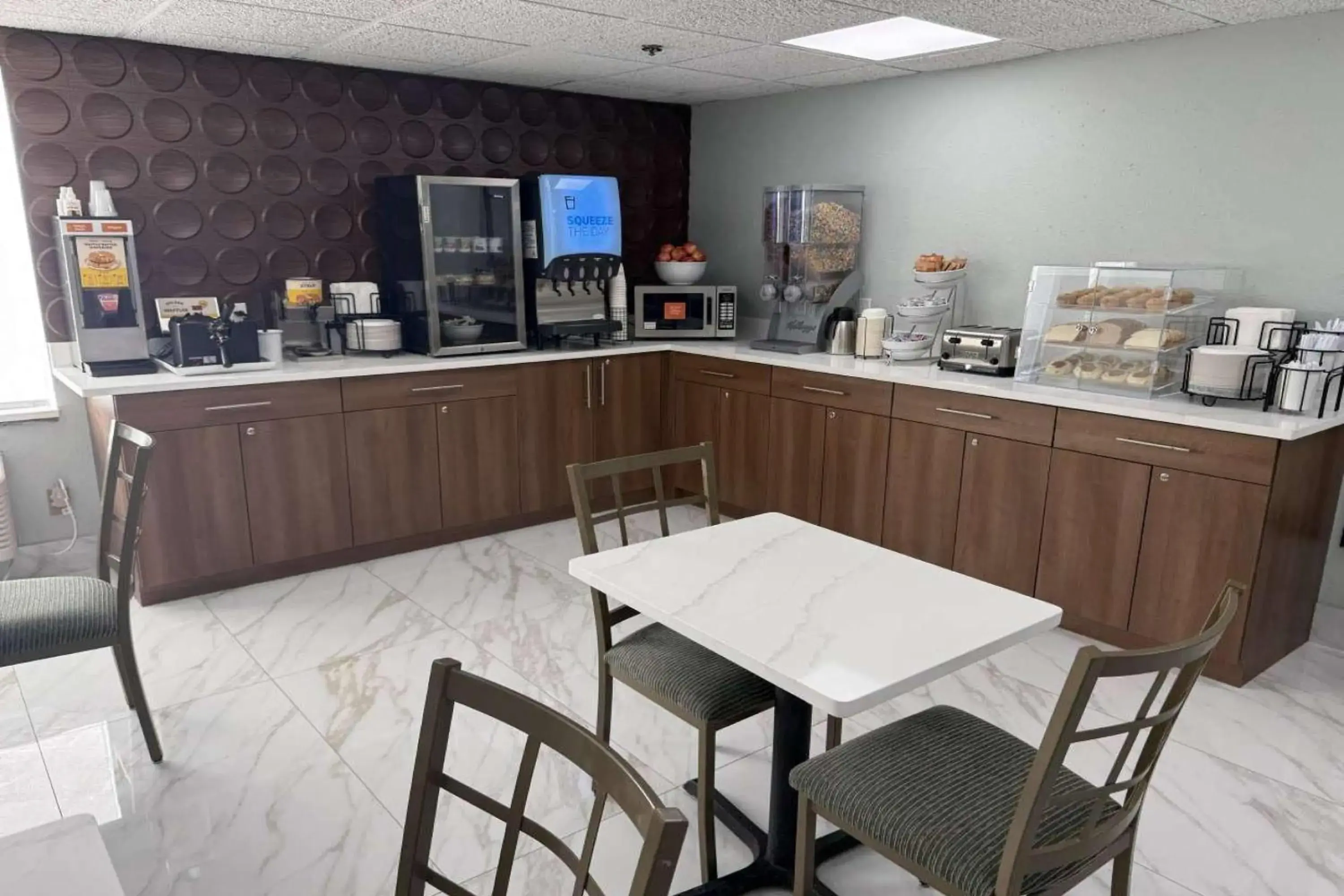 Restaurant/places to eat in Wingate by Wyndham Livonia Restaurant/places to eat in Wingate by Wyndham Livonia