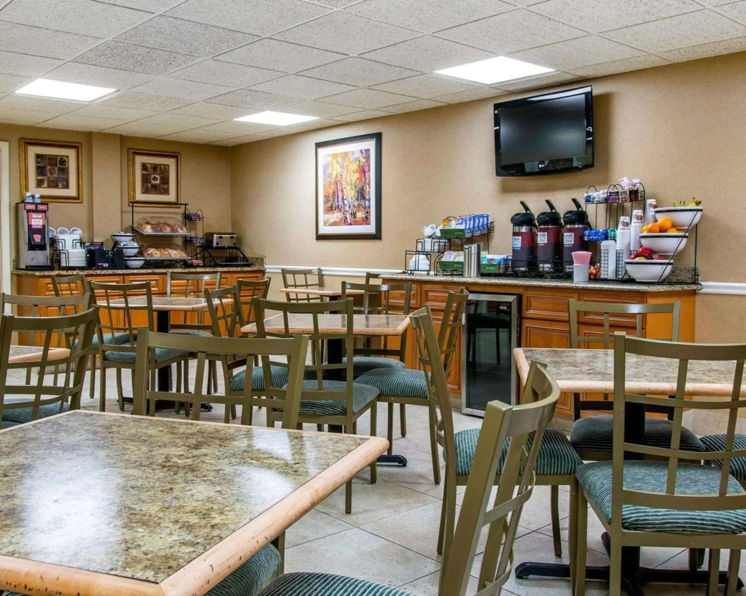Restaurant/Places to Eat in Comfort Inn of Livonia