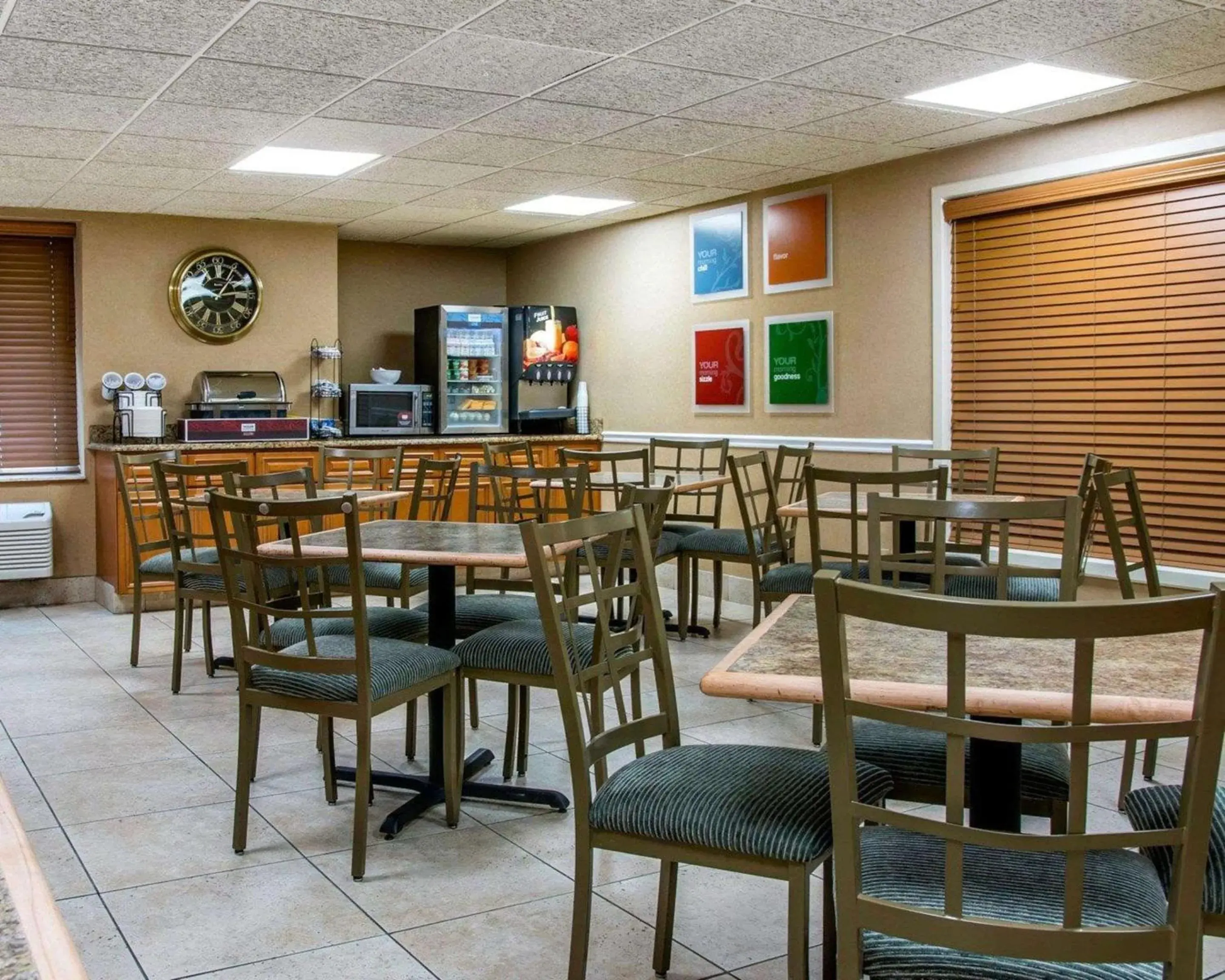 Restaurant/Places to Eat in Comfort Inn of Livonia