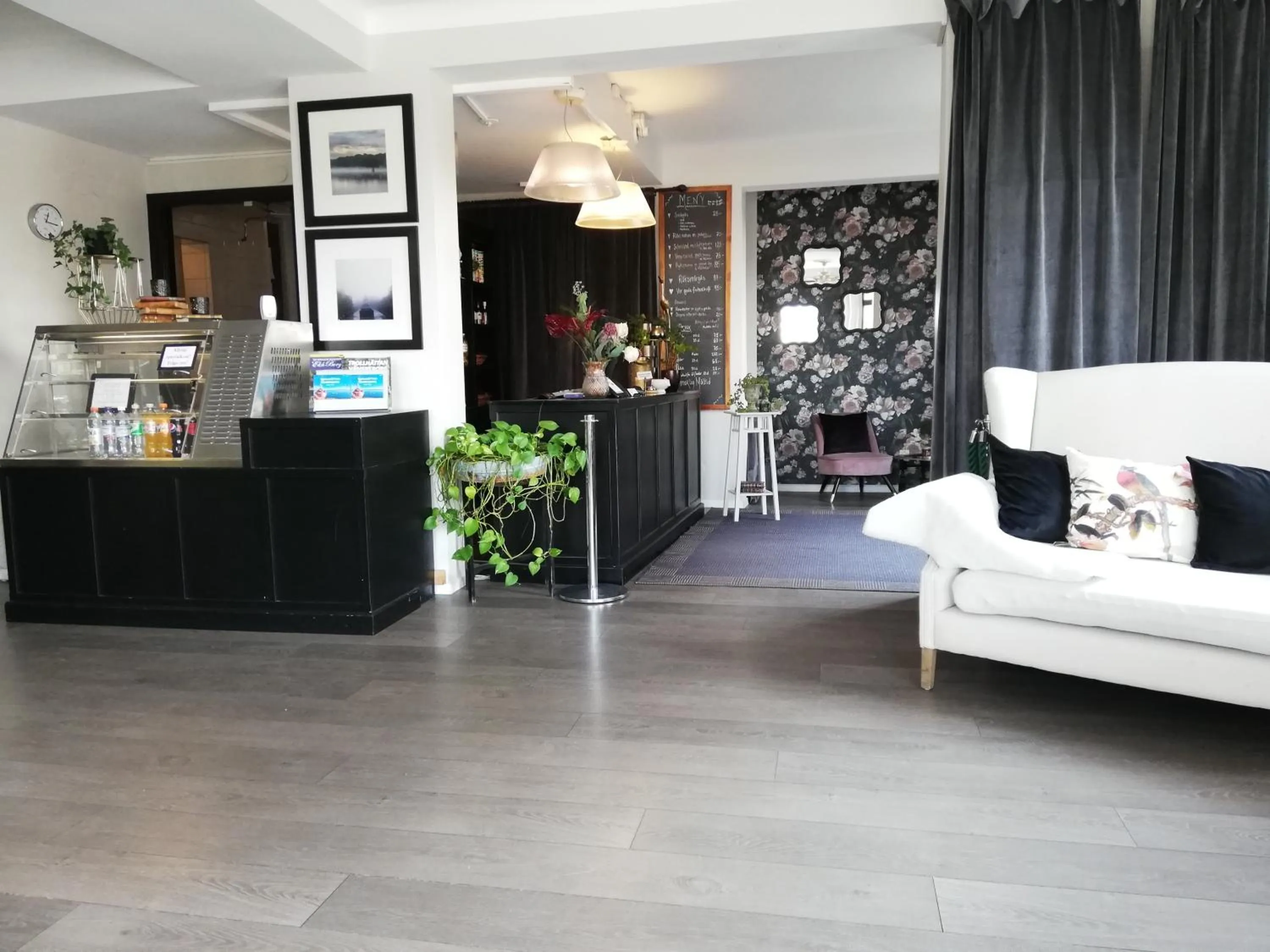 Lobby or reception in Strand Hotell