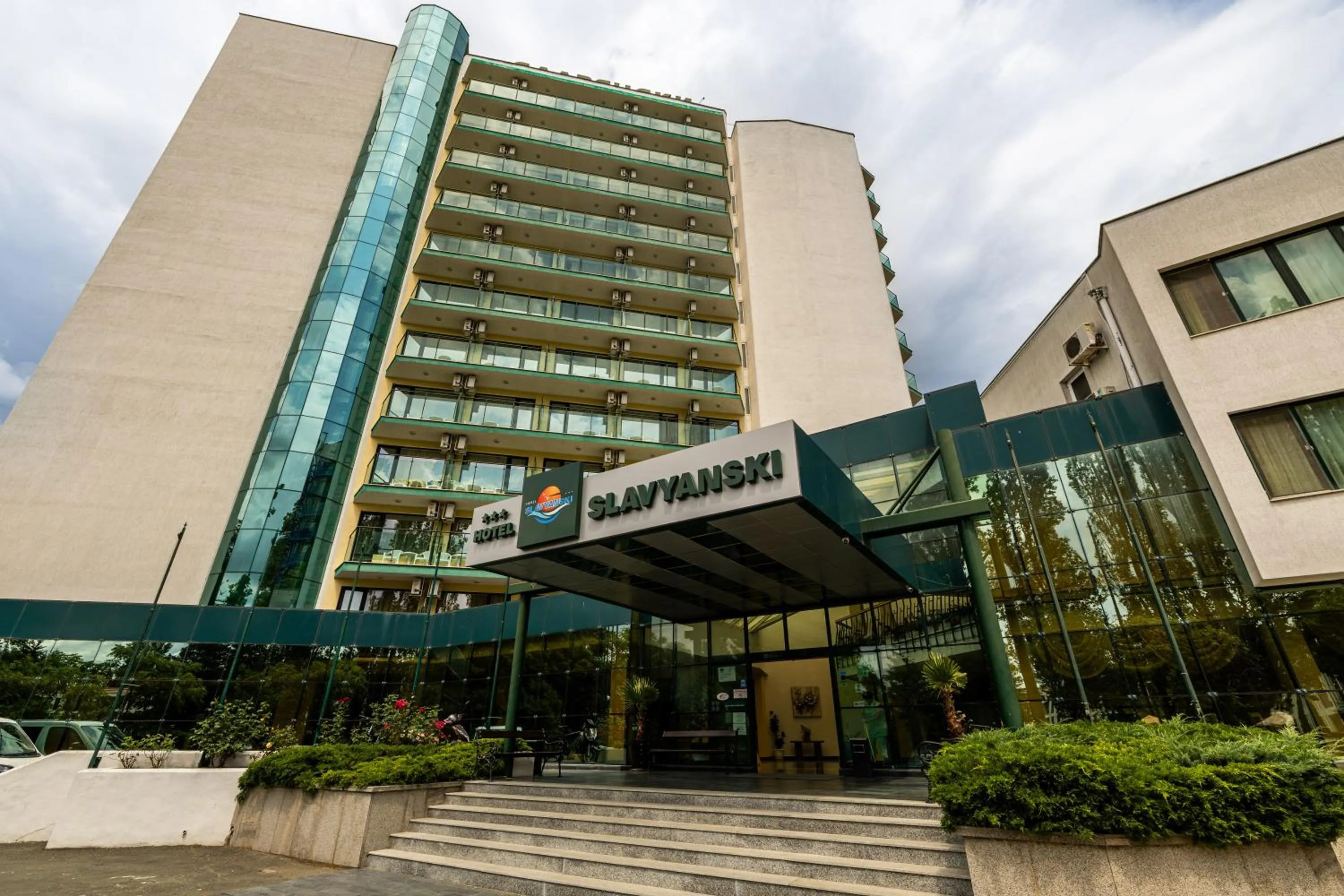 Facade/entrance in Hotel Slavyanski