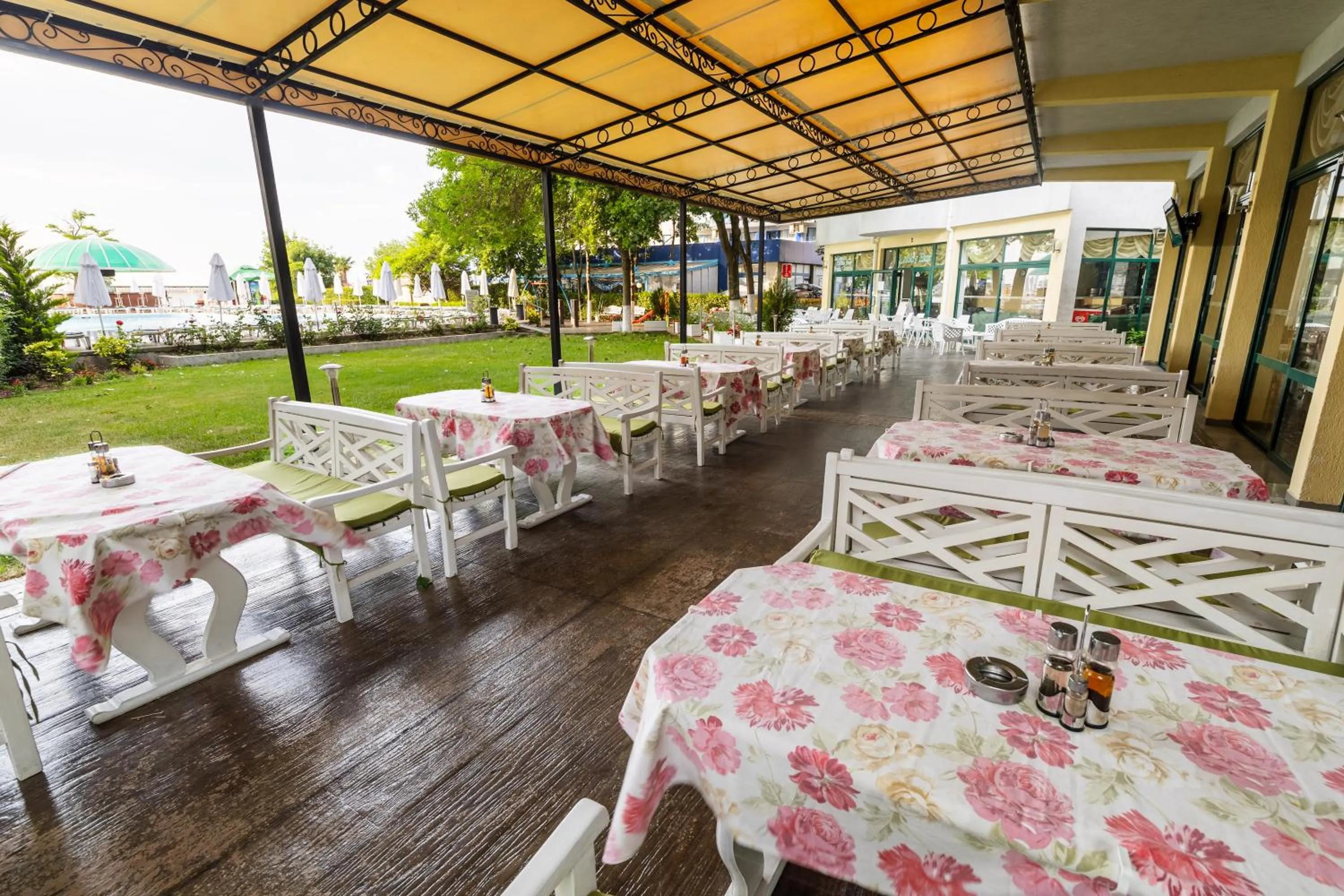 Patio in Hotel Slavyanski