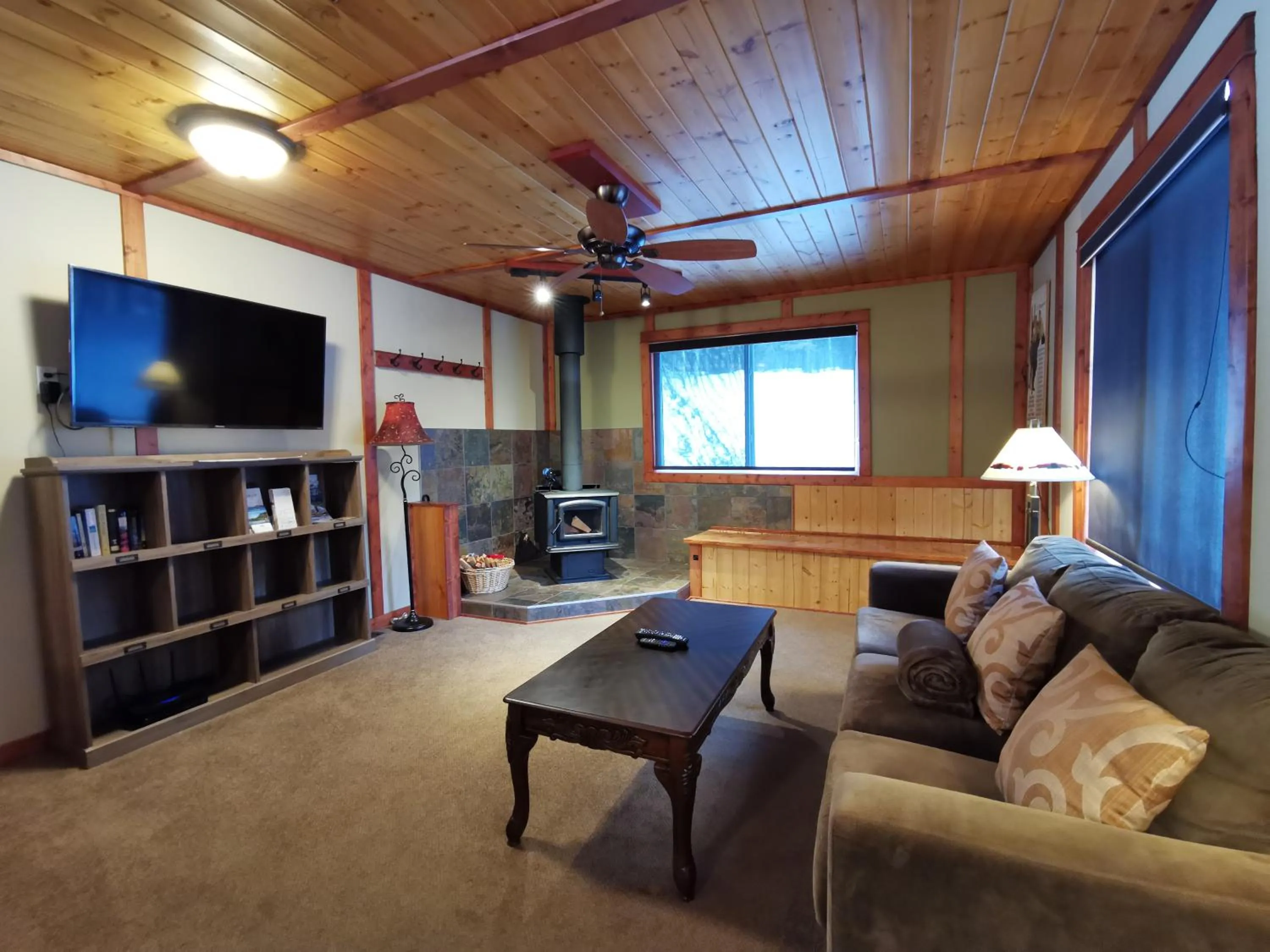 Living room in Cedar House Restaurant & Chalets