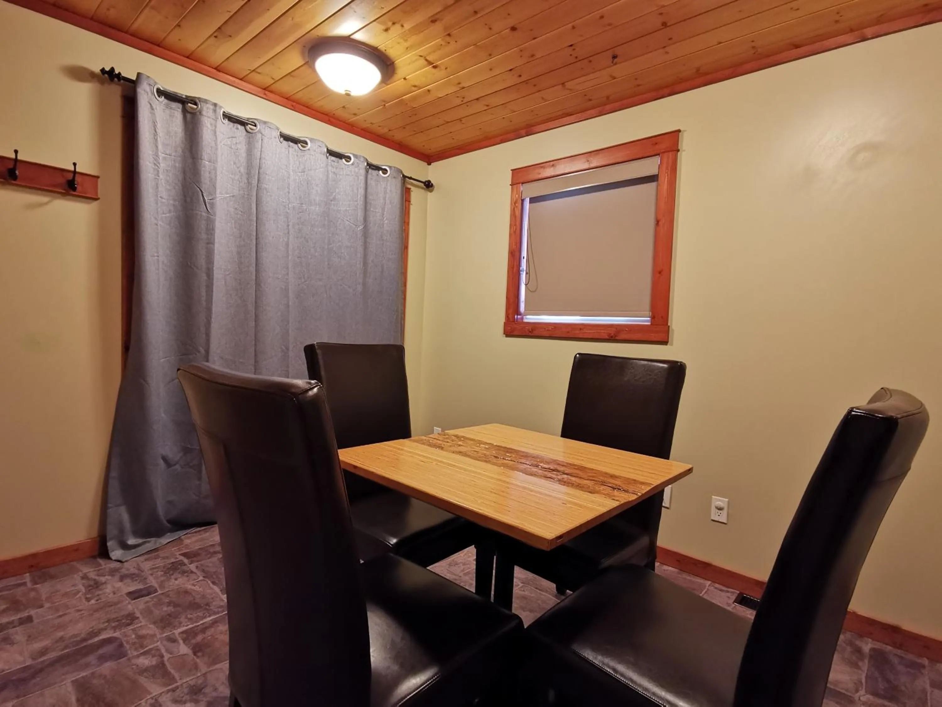 Dining area in Cedar House Restaurant & Chalets