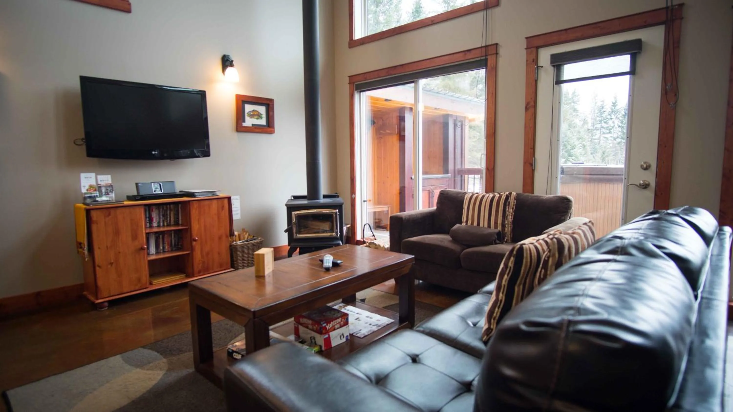 TV and multimedia in Cedar House Restaurant & Chalets