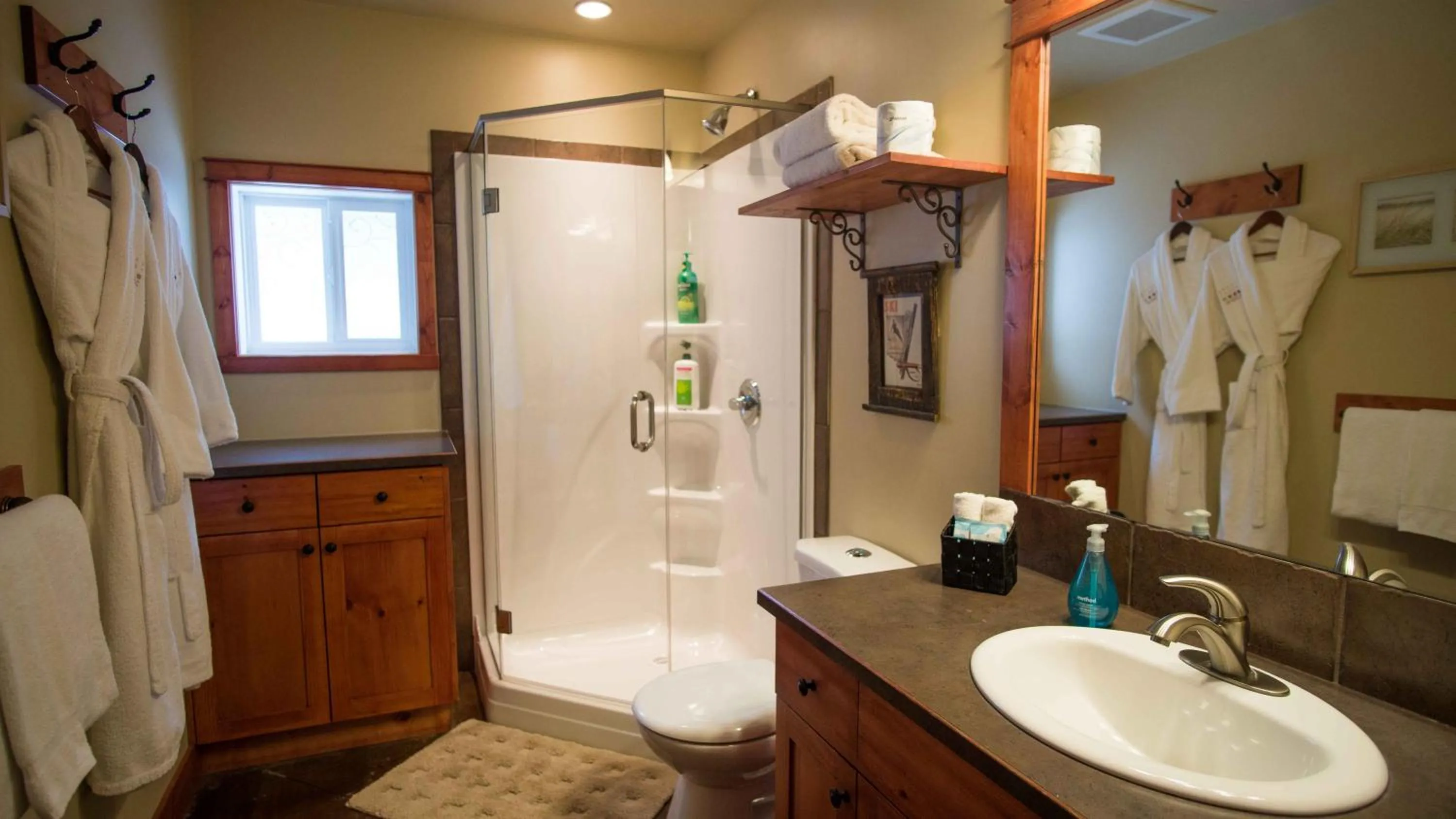 Shower in Cedar House Restaurant & Chalets