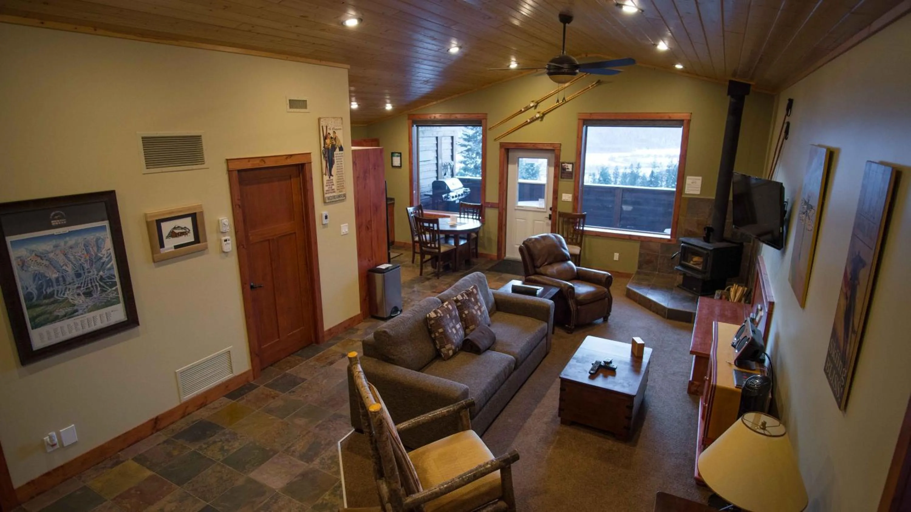 TV and multimedia in Cedar House Restaurant & Chalets