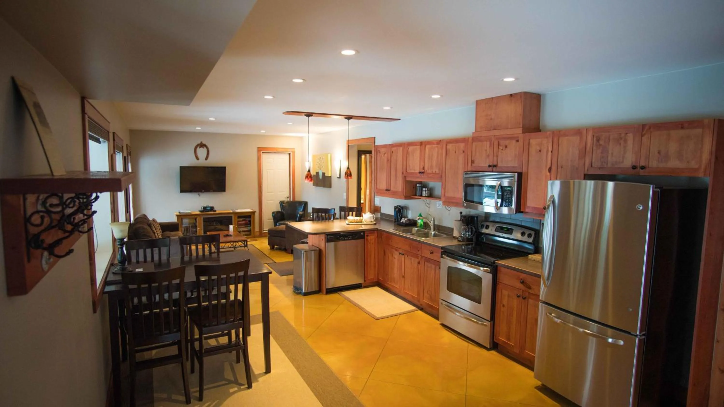 Kitchen or kitchenette in Cedar House Restaurant & Chalets