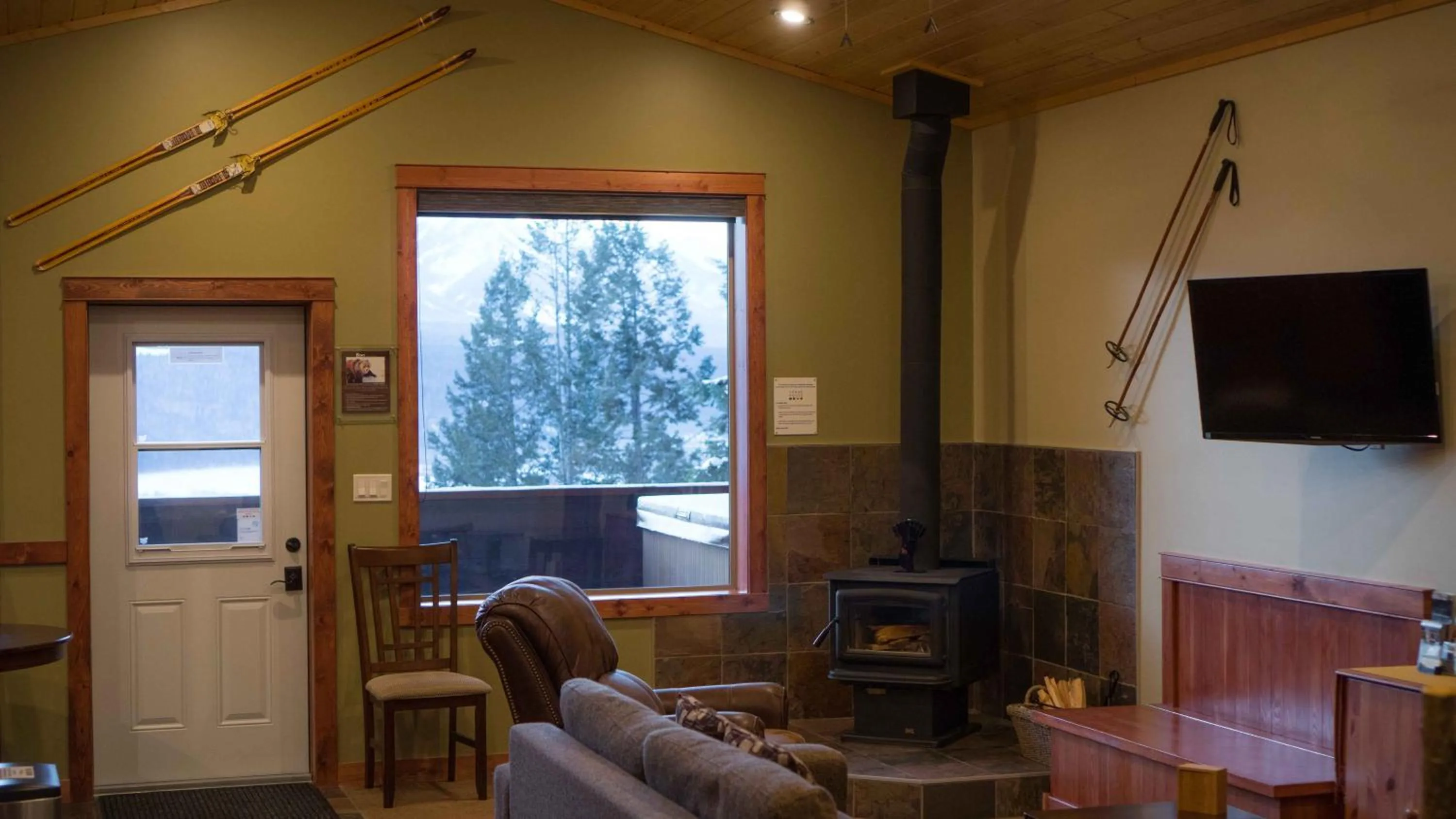 Patio in Cedar House Restaurant & Chalets