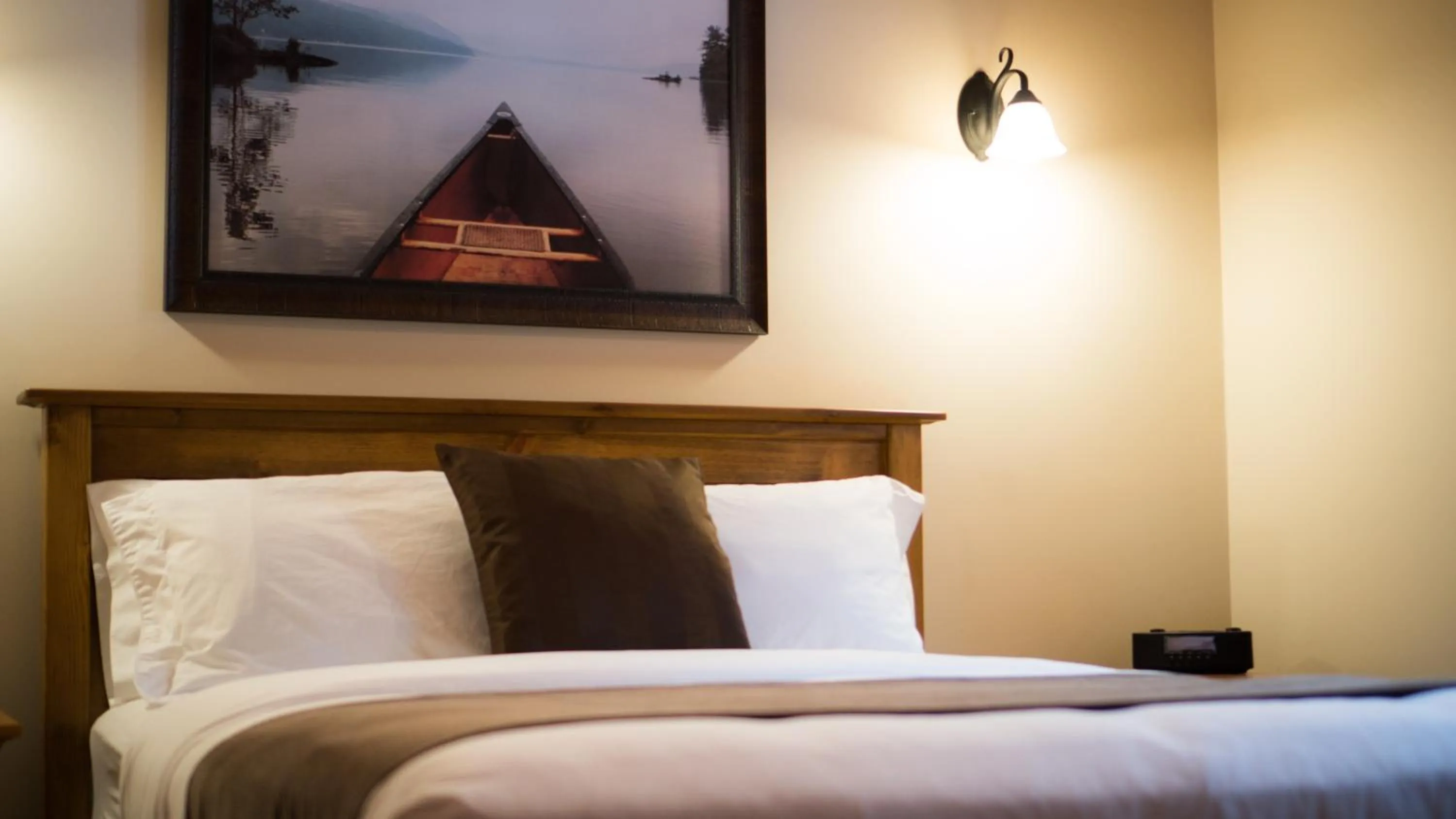 Bed in Cedar House Restaurant & Chalets