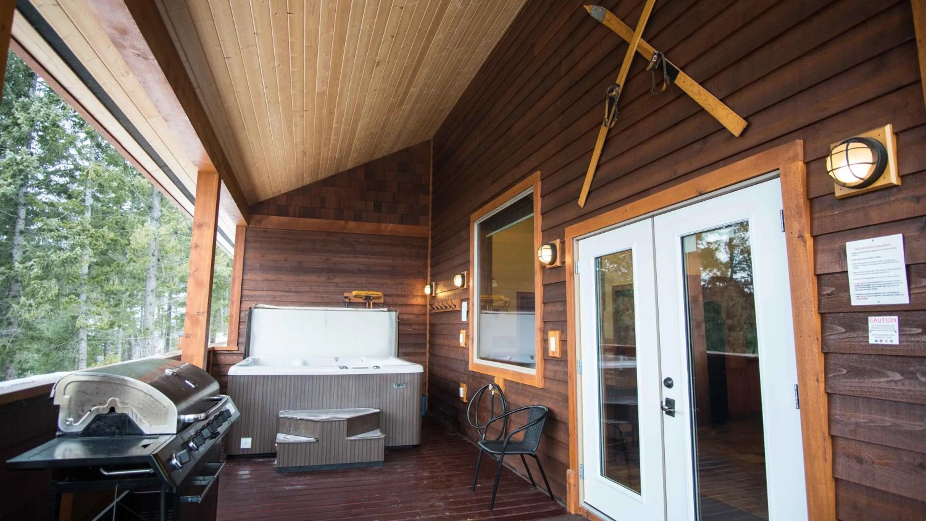 Patio in Cedar House Restaurant & Chalets