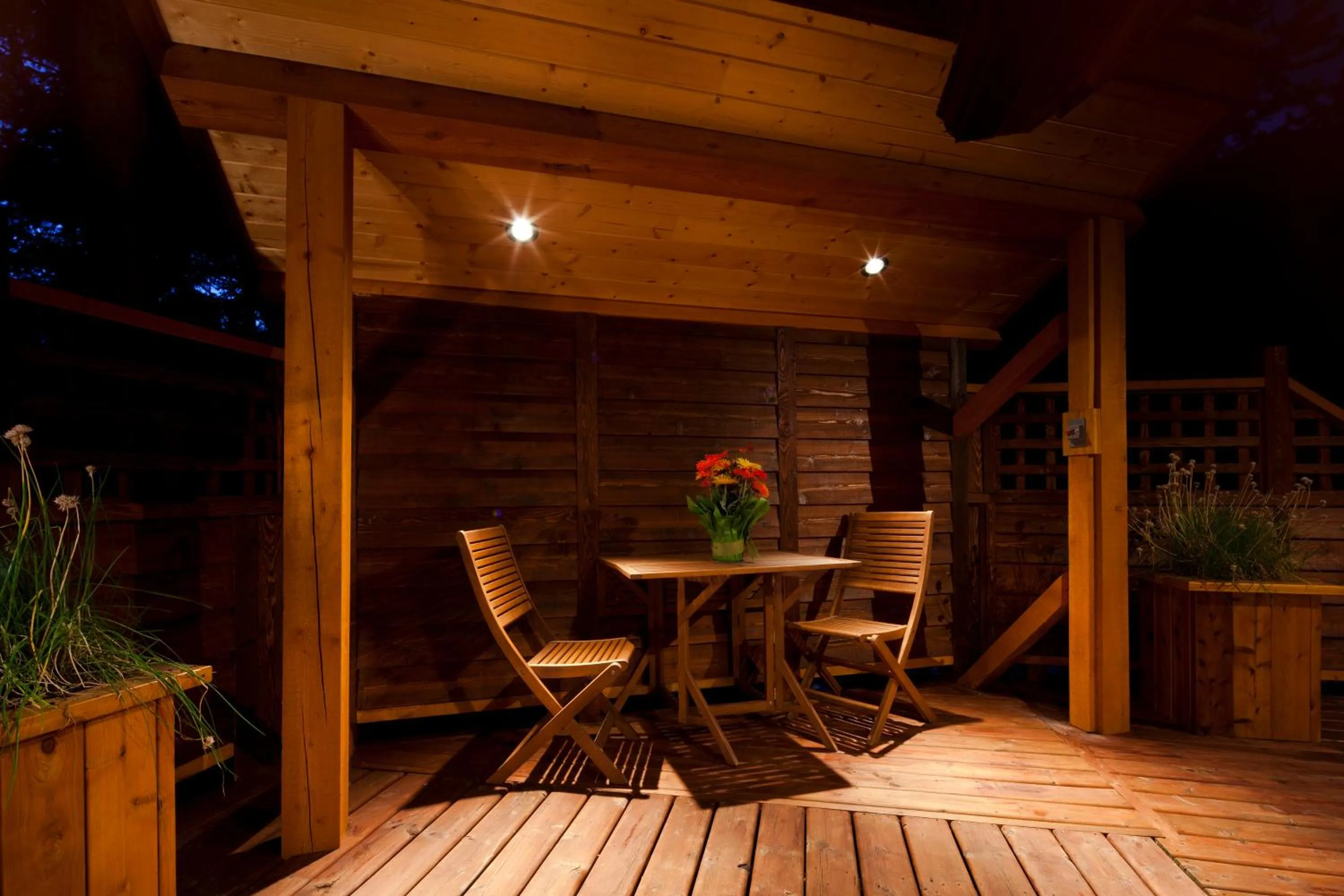 Patio in Cedar House Restaurant & Chalets