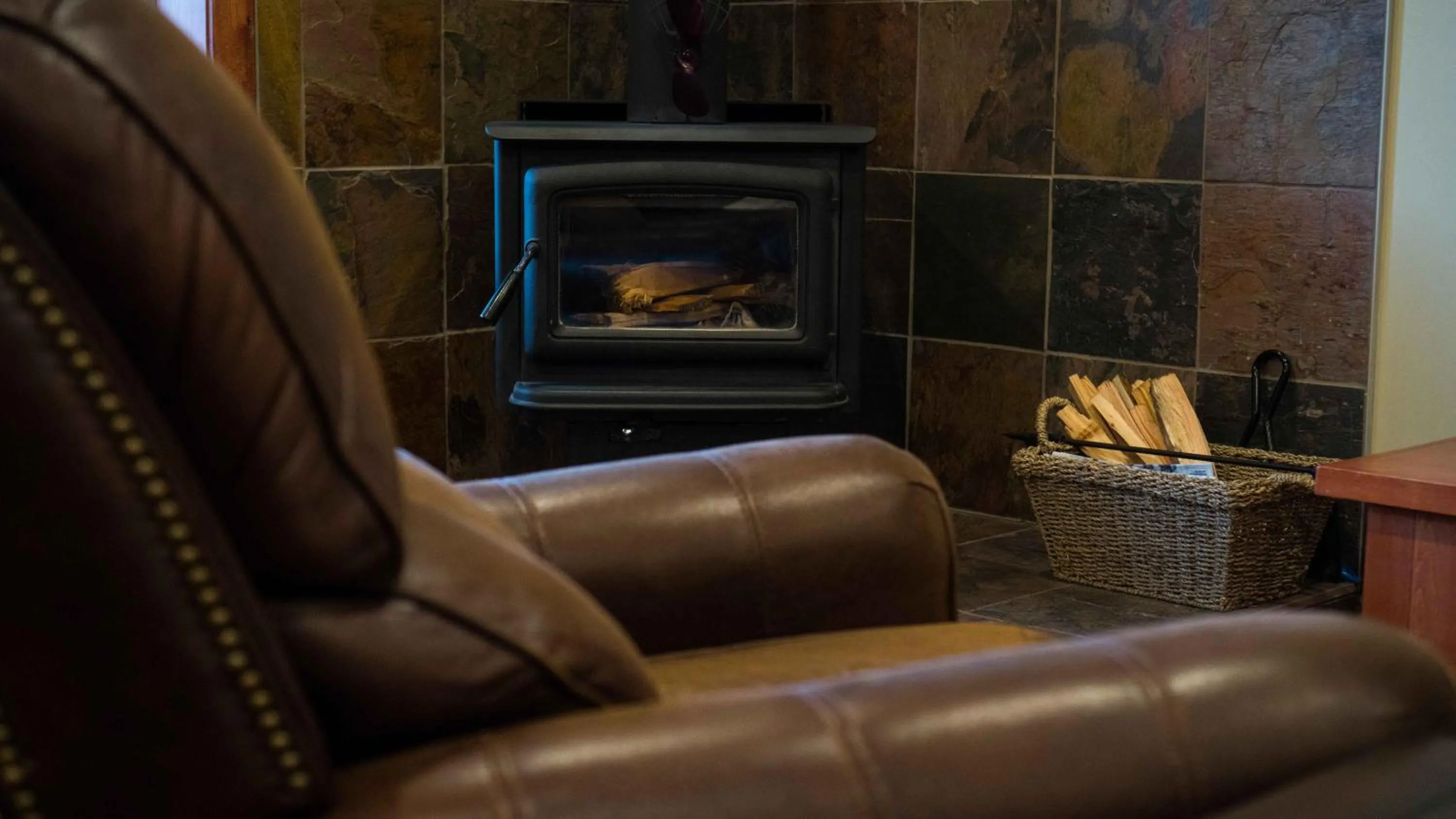 Living room in Cedar House Restaurant & Chalets