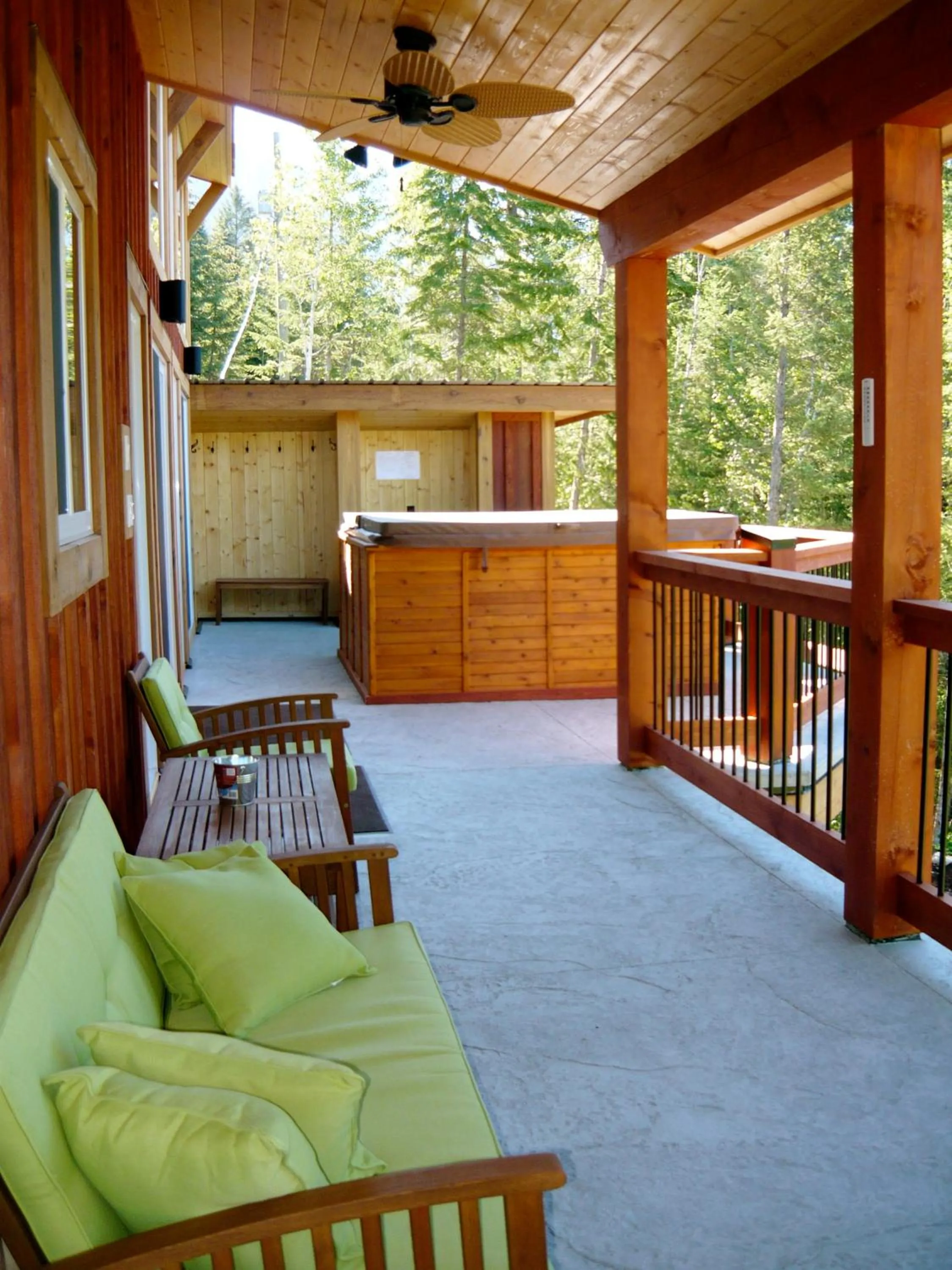 Balcony/Terrace in Cedar House Restaurant & Chalets