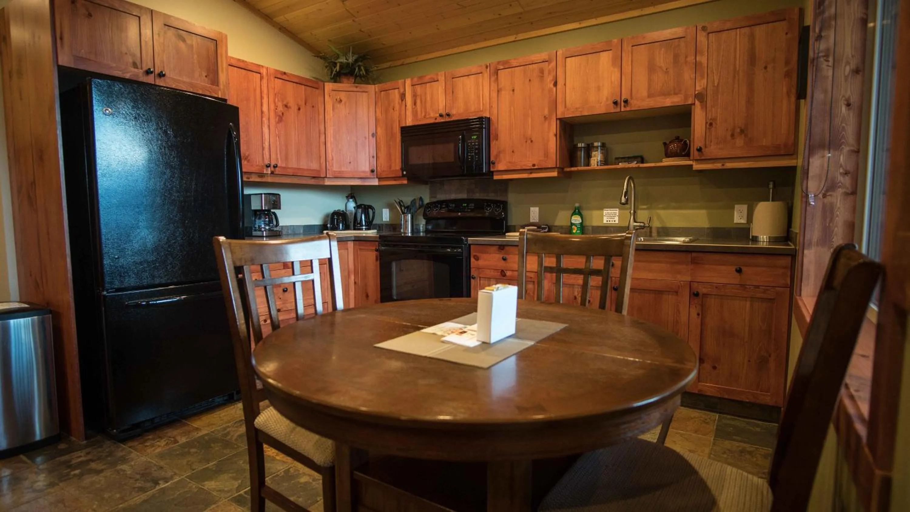 Kitchen or kitchenette in Cedar House Restaurant & Chalets