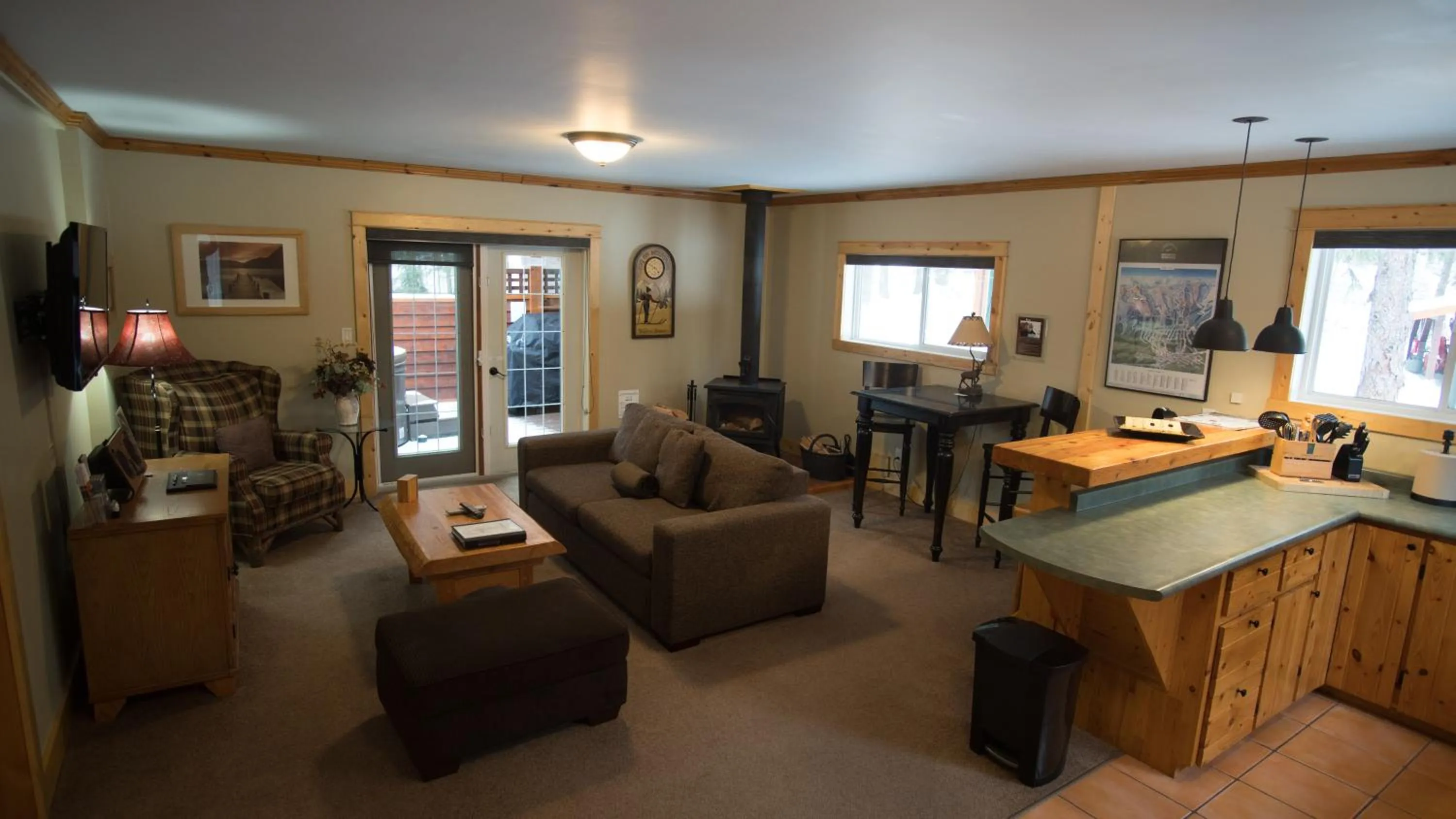 Patio in Cedar House Restaurant & Chalets