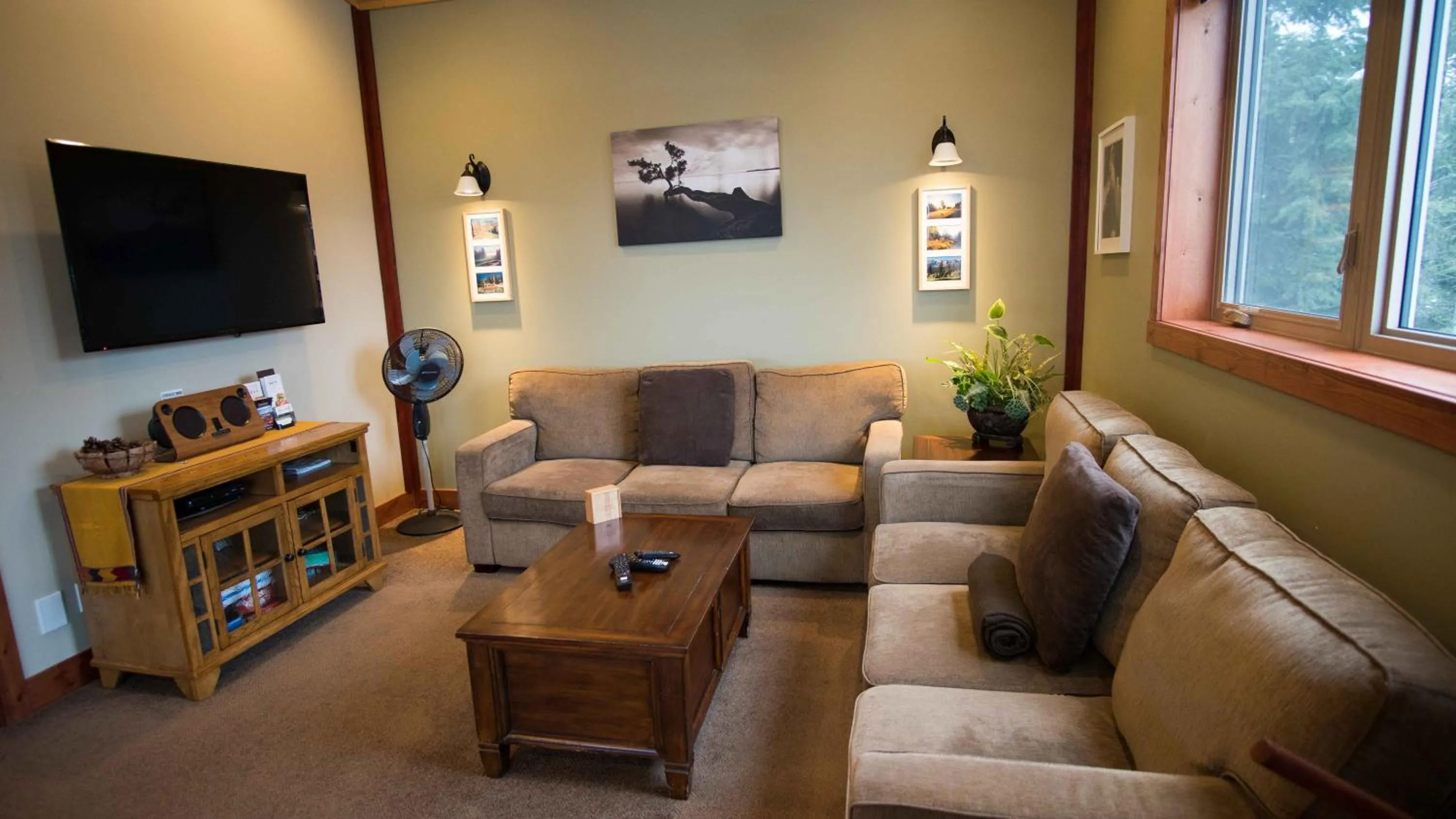 TV and multimedia in Cedar House Restaurant & Chalets