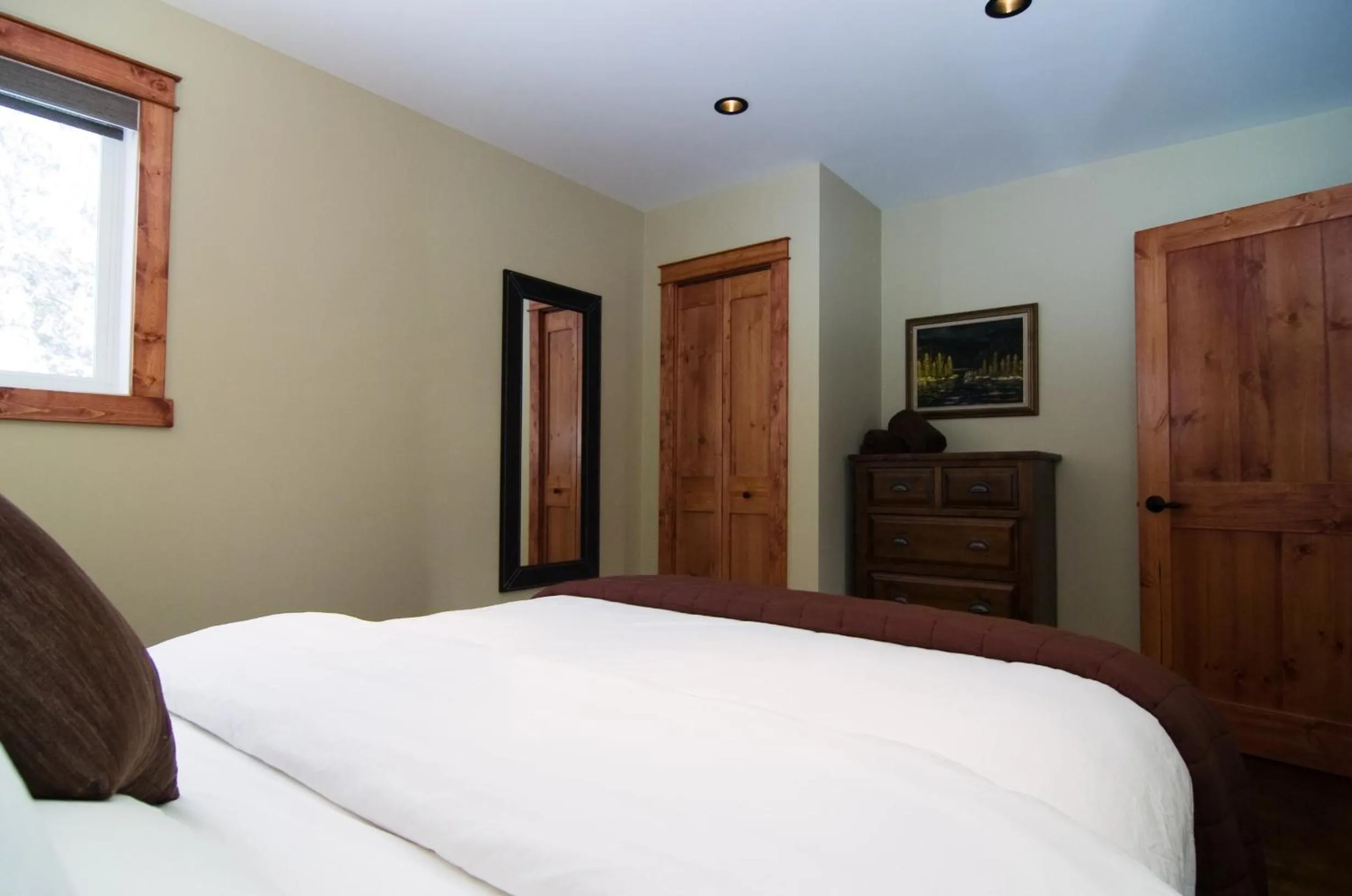 Bedroom, Bed in Cedar House Restaurant & Chalets